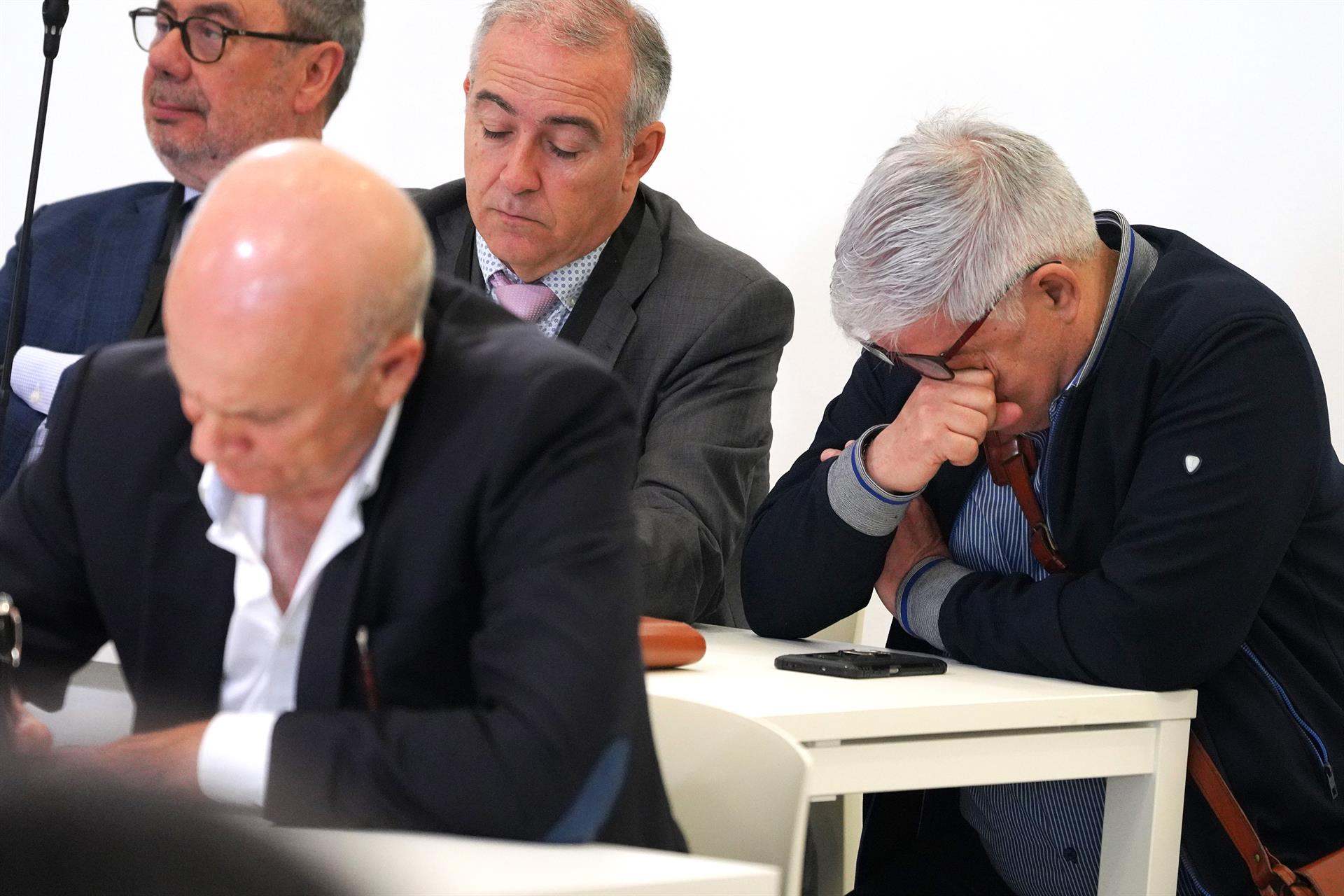 El maquinista del tren Alvia accidentado en Angrois en 2013, Francisco José Garzón (d), durante una jornada del juicio del accidente ferroviario del Alvia en Santiago.