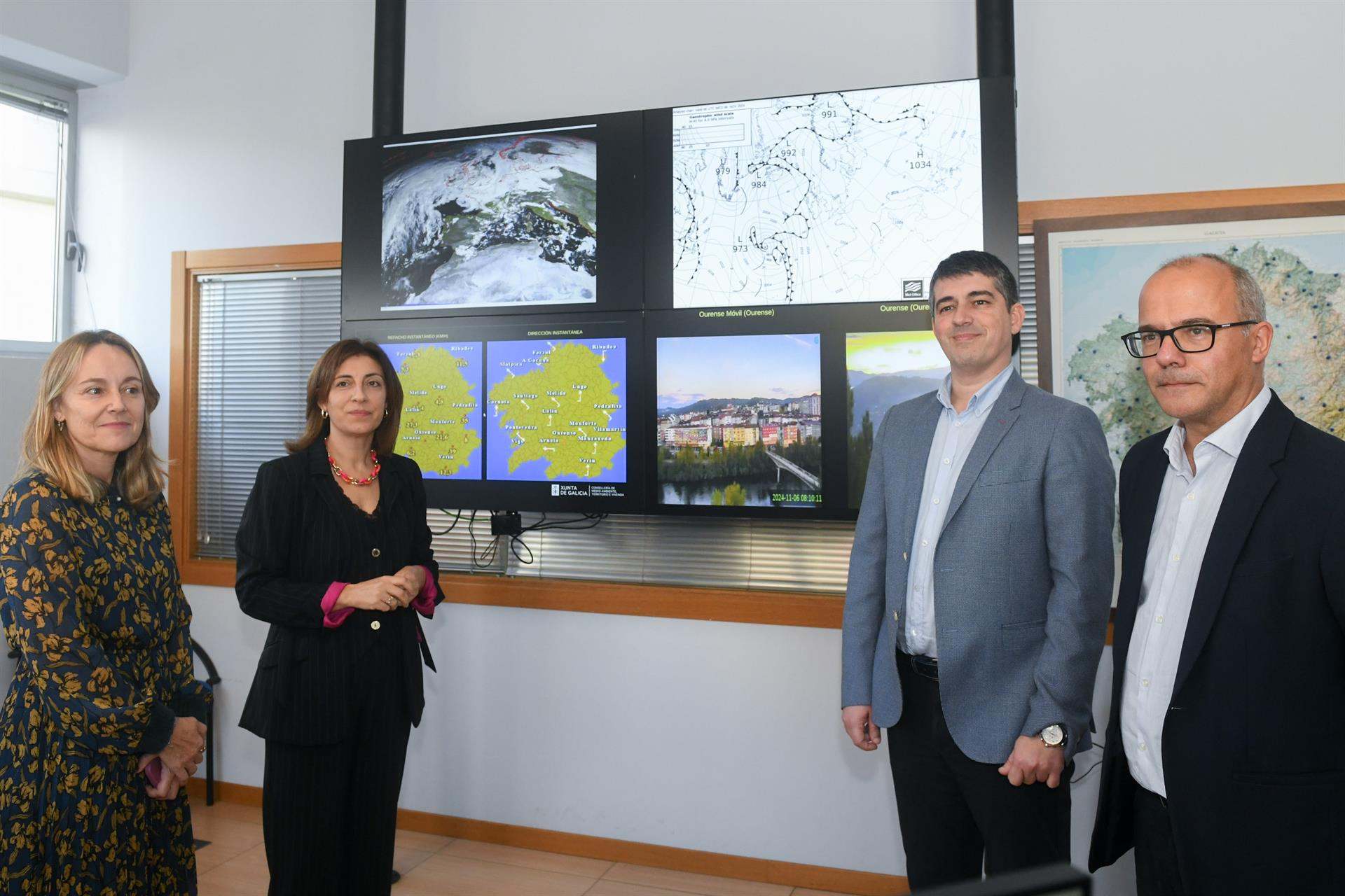 La conselleira de Medio Ambiente, Ángeles Vázquez, junto con profesionales del tiempo en la sede de Meteogalicia.