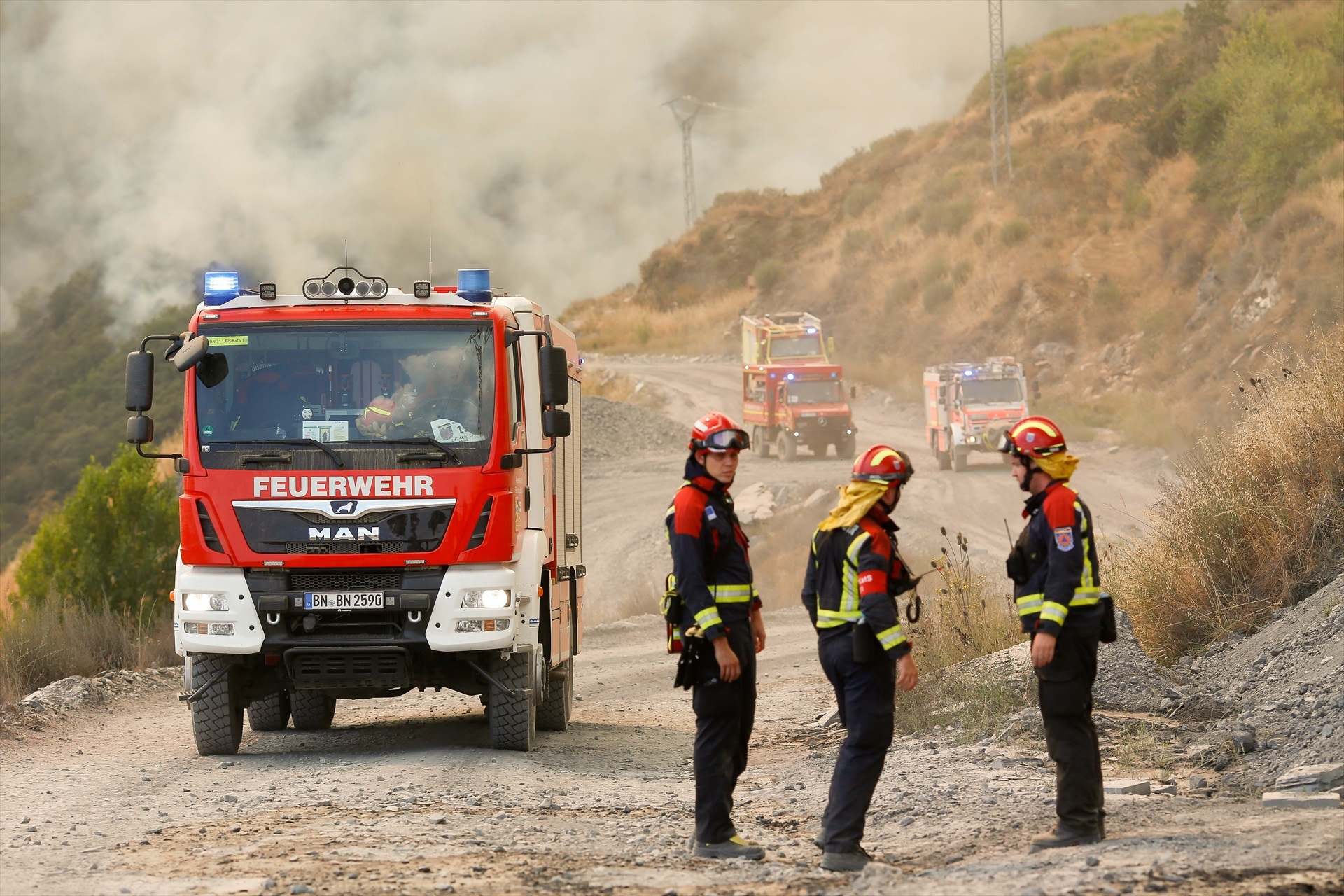 Equipos de bomberos durante la extinción del incendio forestal.