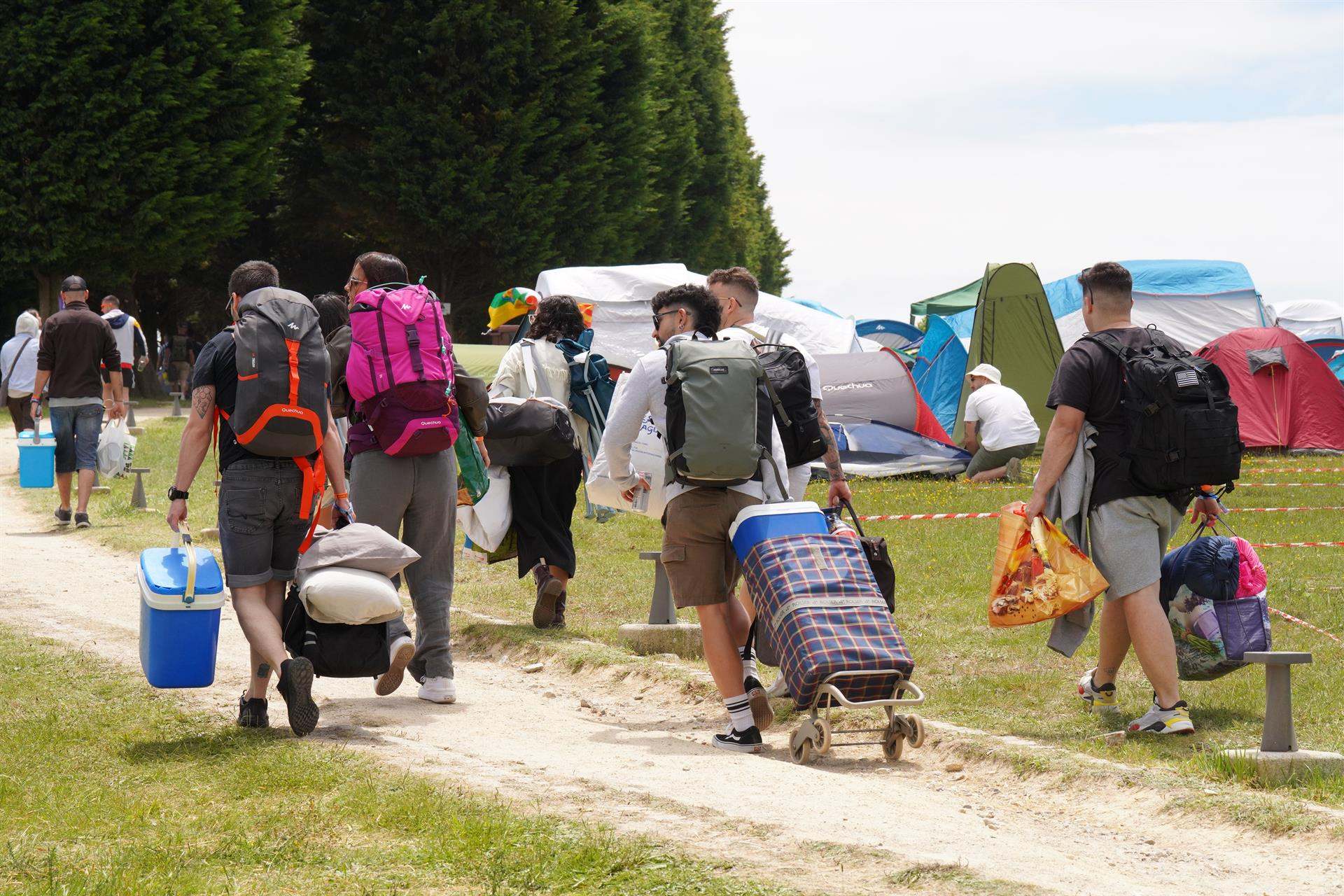 Jóvenes entrando en un camping en A Lanzada (Pontevedra).