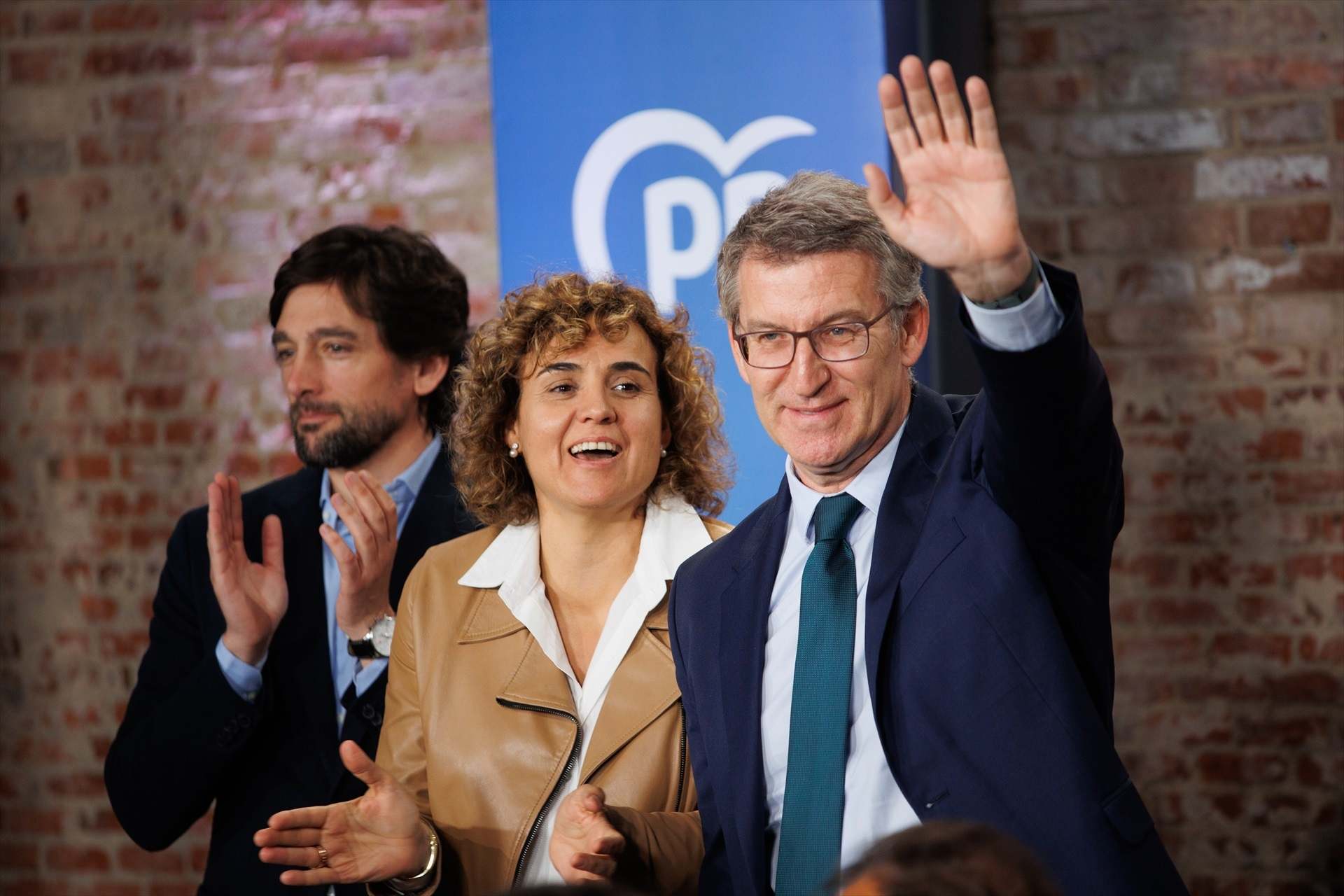 El líder del PP, Alberto Núñez Feijóo, junto a la candidata a las europeas, Dolors Montserrat | EP