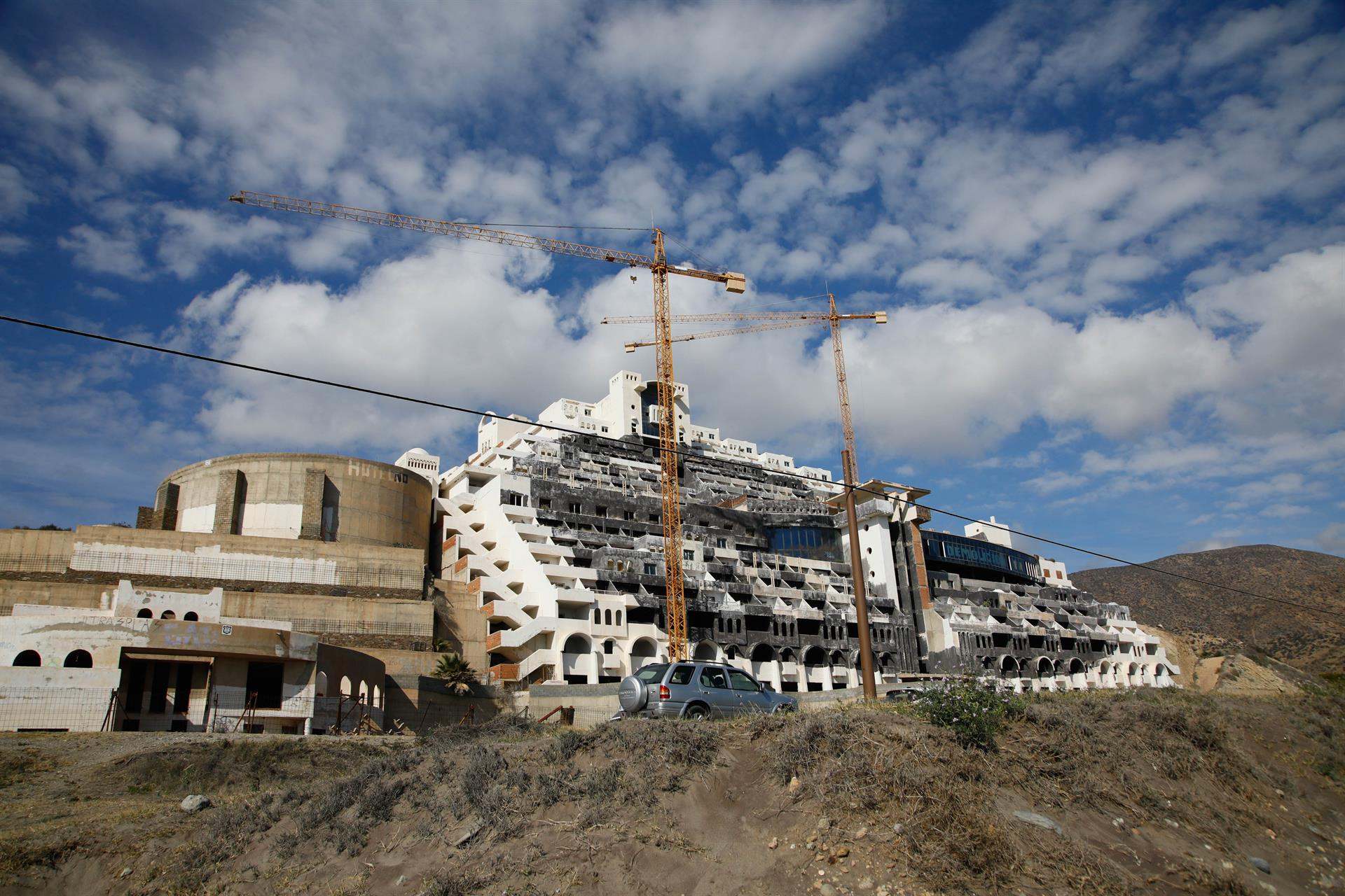 Hotel del Algarrobico, a medio construir.