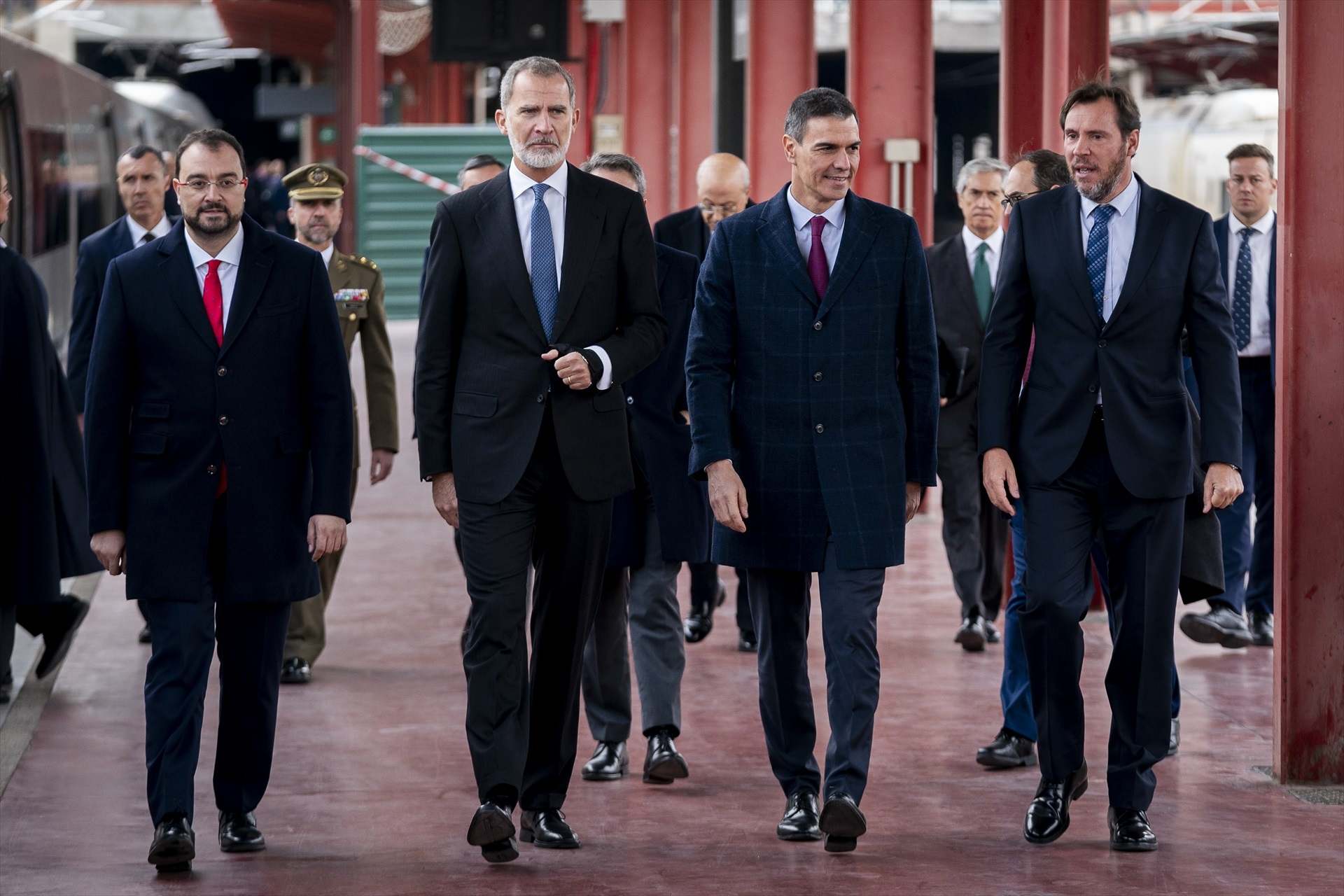 El Rey Felipe VI, acompañado por el presidente del Gobierno Pedro Sánchez, el presidente de Asturias, Adrián Barbón (izquierda) y el ministro de Transportes, Óscar Puente (derecha).