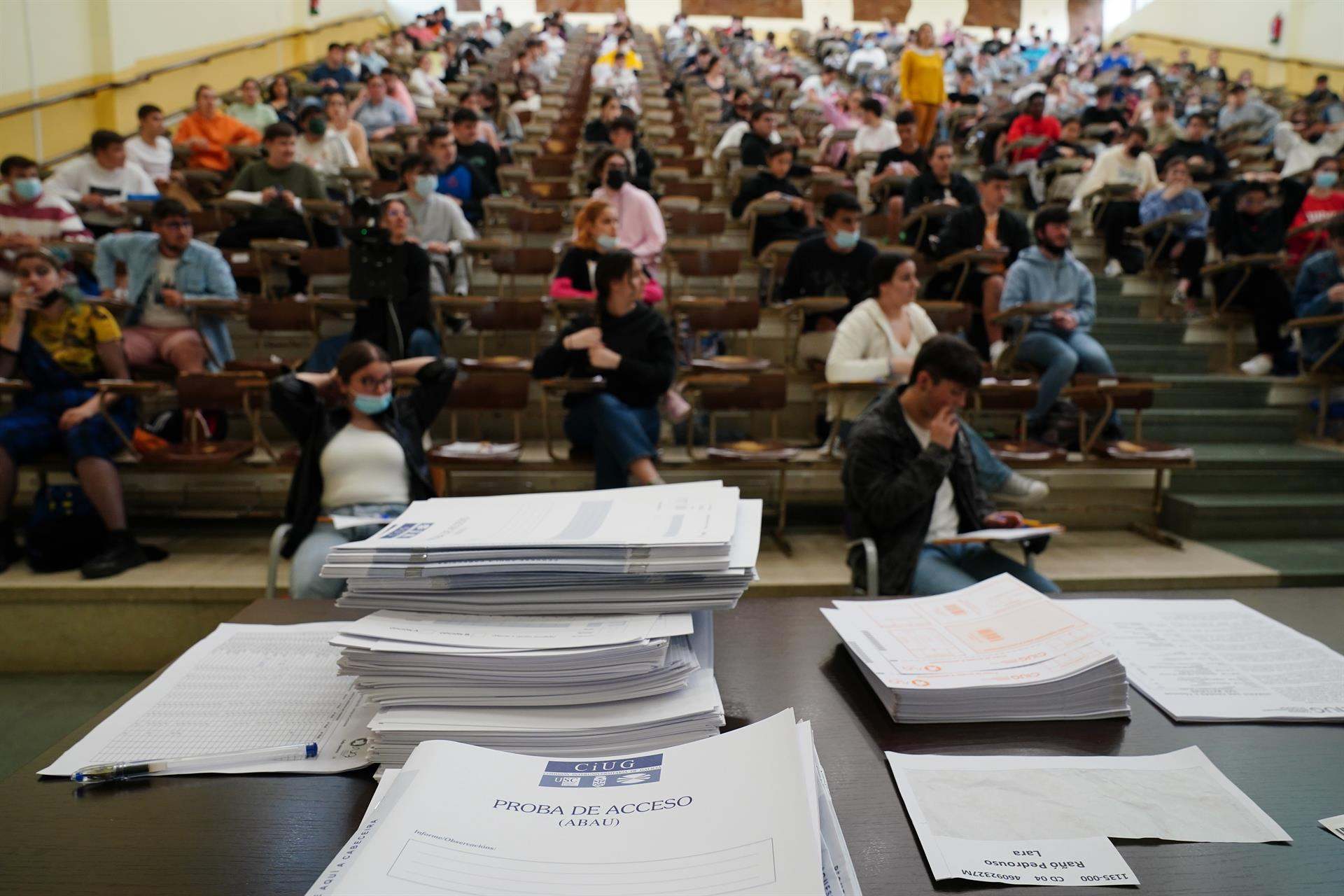 Estudiantes esperan antes de comenzar las pruebas de acceso a la universidad 2022, en Santiago.