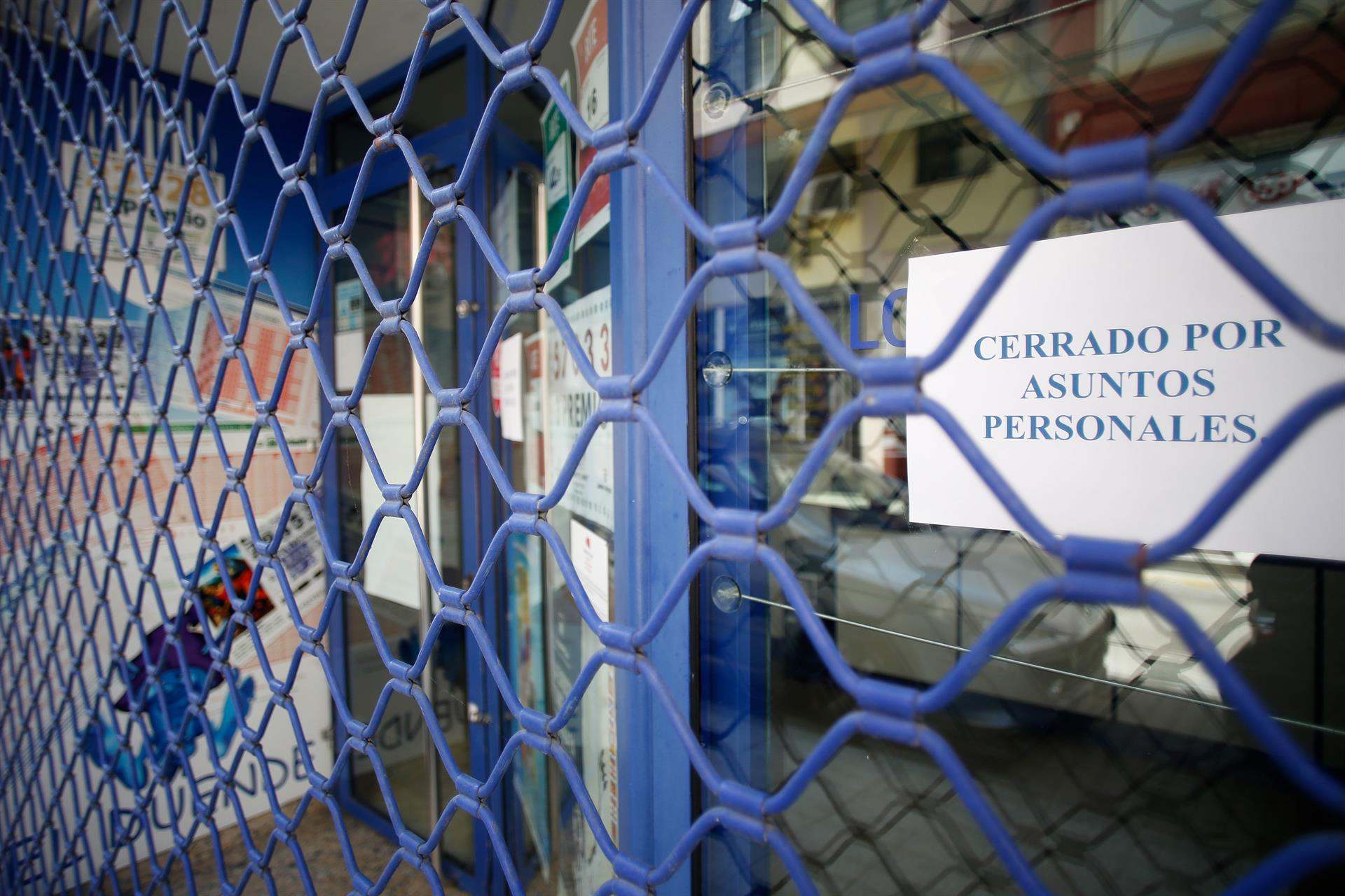 Un cartel en la administración de loterías nº 10 de Lugo indica que está cerrada por asuntos personales después de la detención de su lotero por su presunta participación en un asalto sufrido en enero..