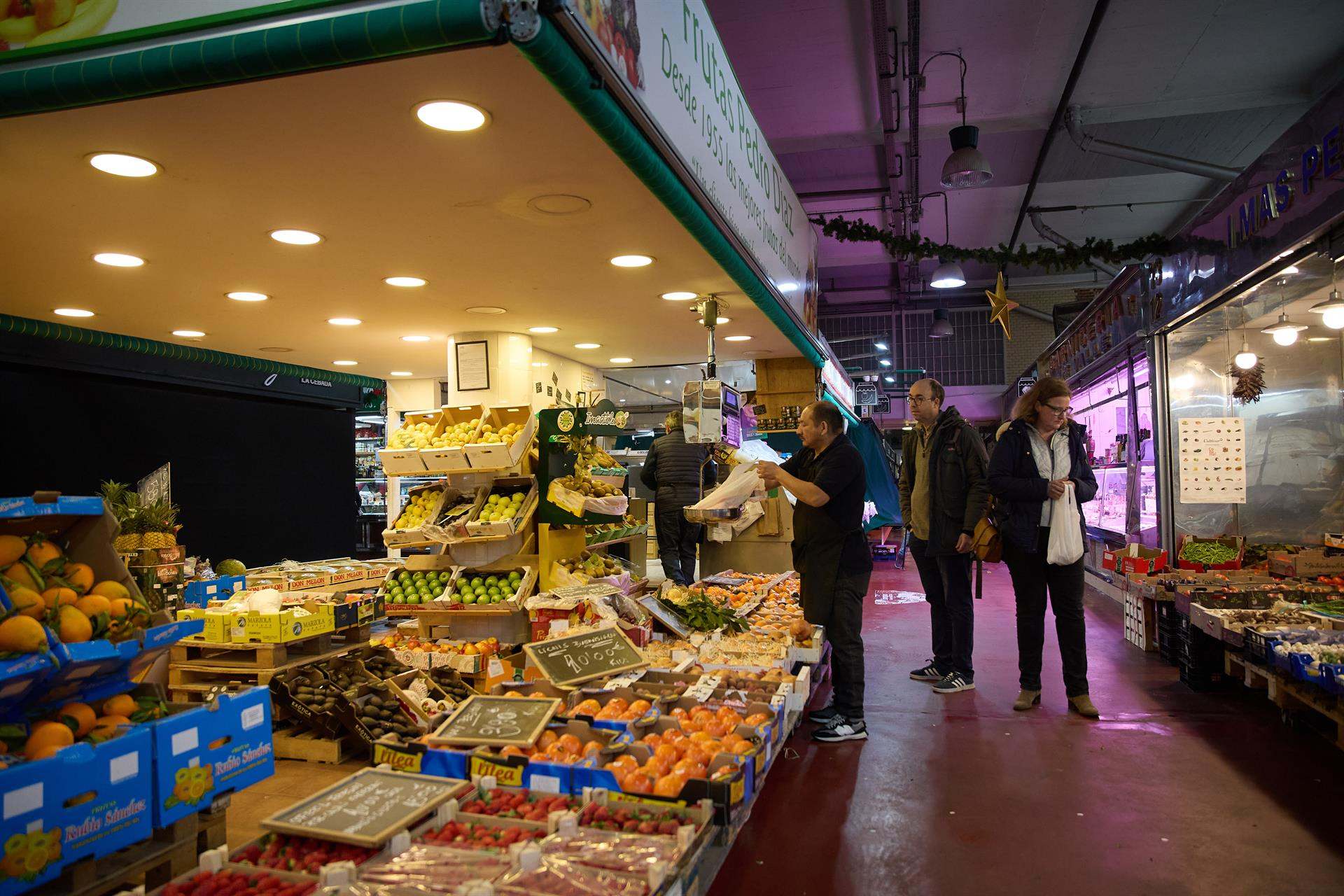 Expositor de una frutería en un mercado