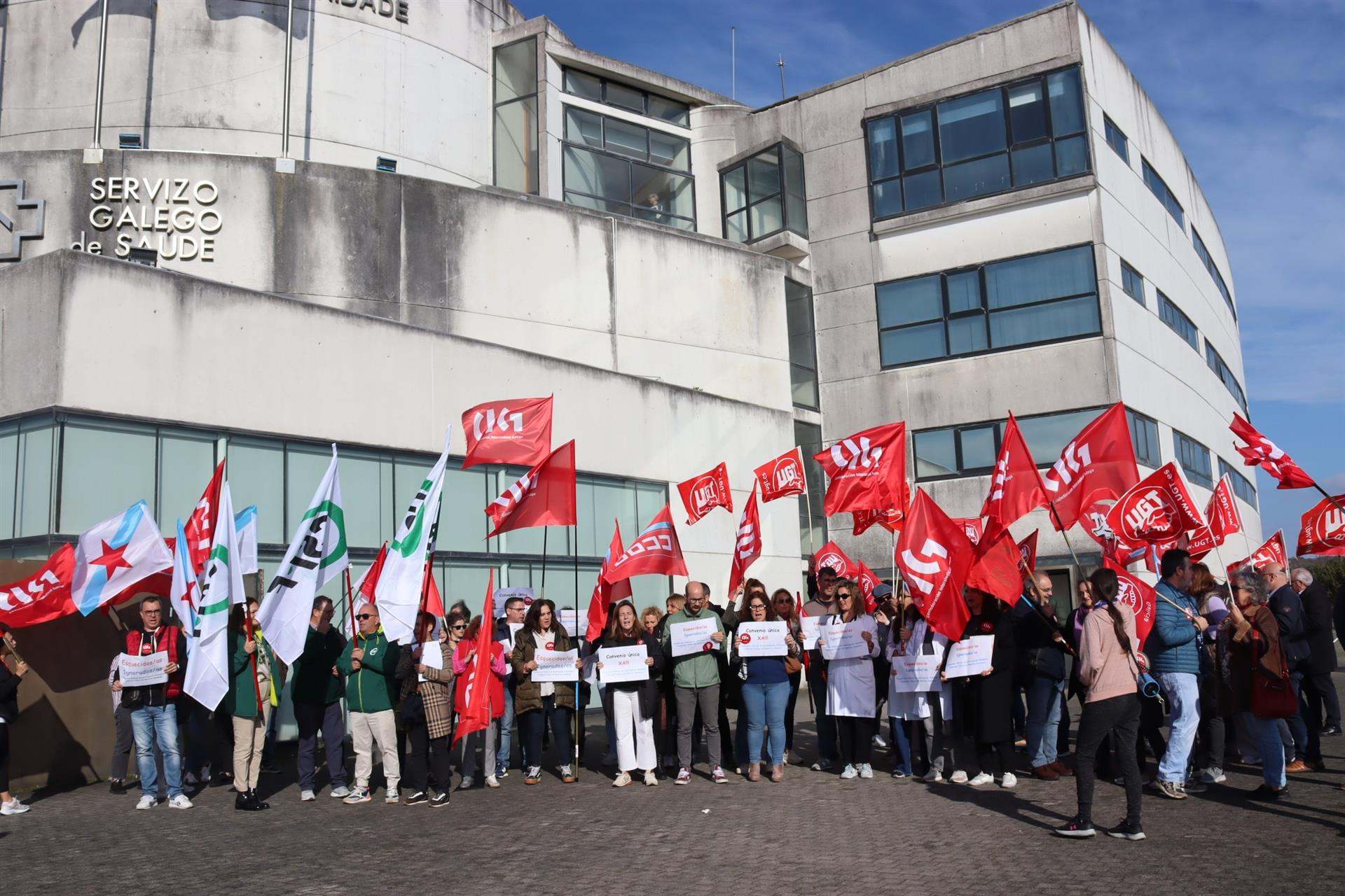 Protesta de CIG, CSIF, CCOO y UGT ante Sanidade, en Santiago.