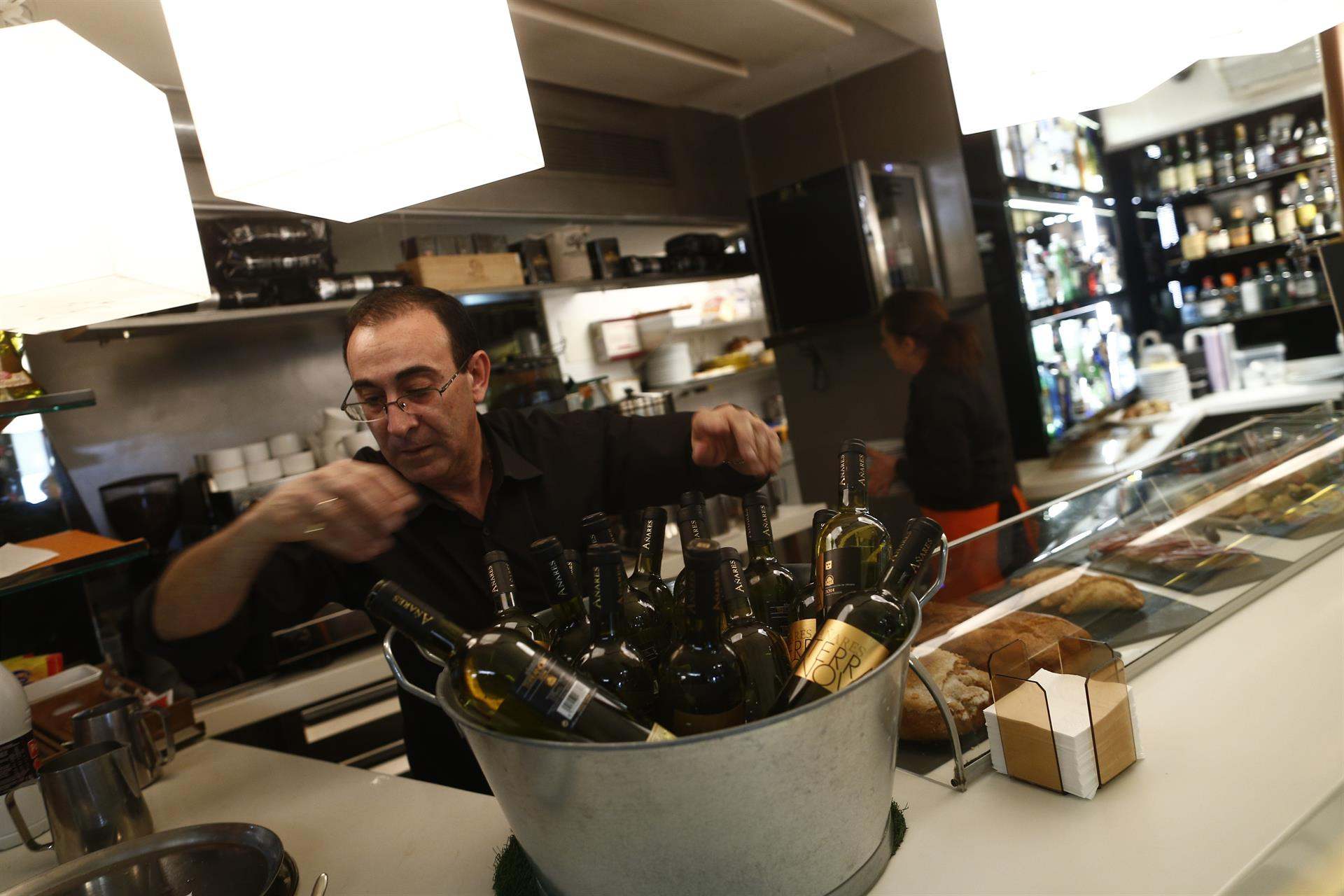 Un camarero en un bar.