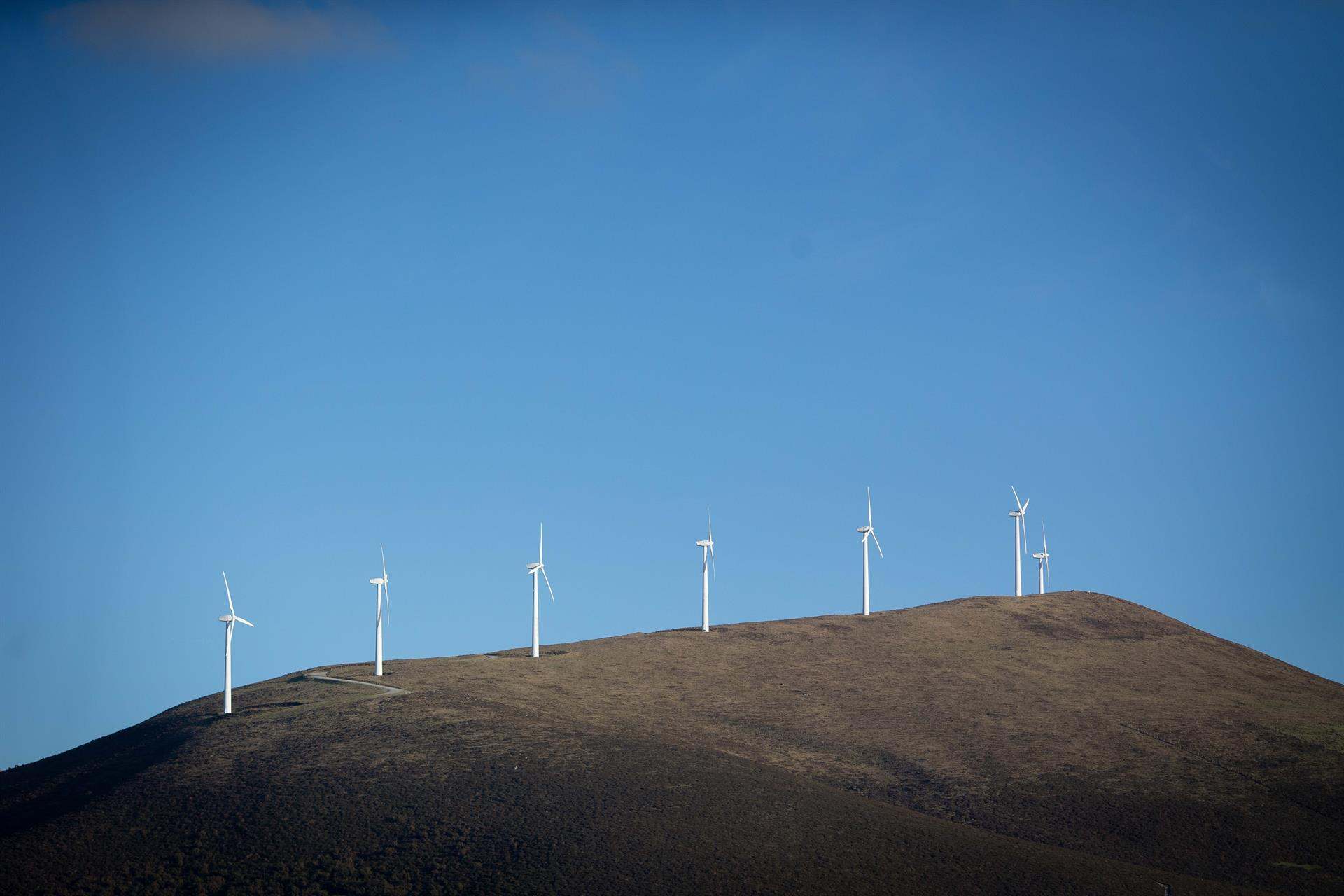 Varios aerogeneradores en el parque eólico de Vilachá, en Lugo.