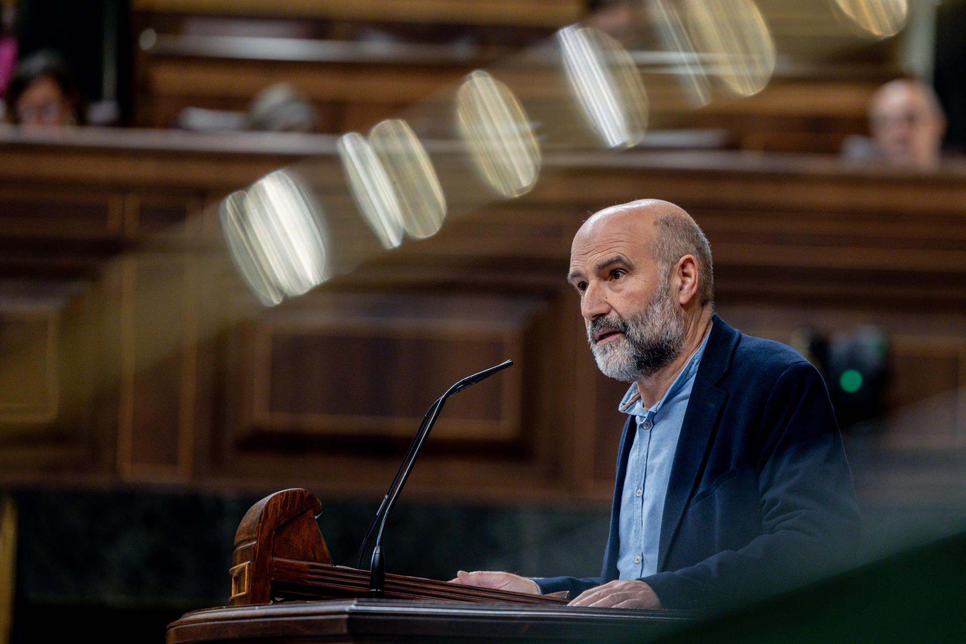 El diputado de BNG, Néstor Rego, interviene durante una sesión plenaria, en el Congreso de los Diputados.