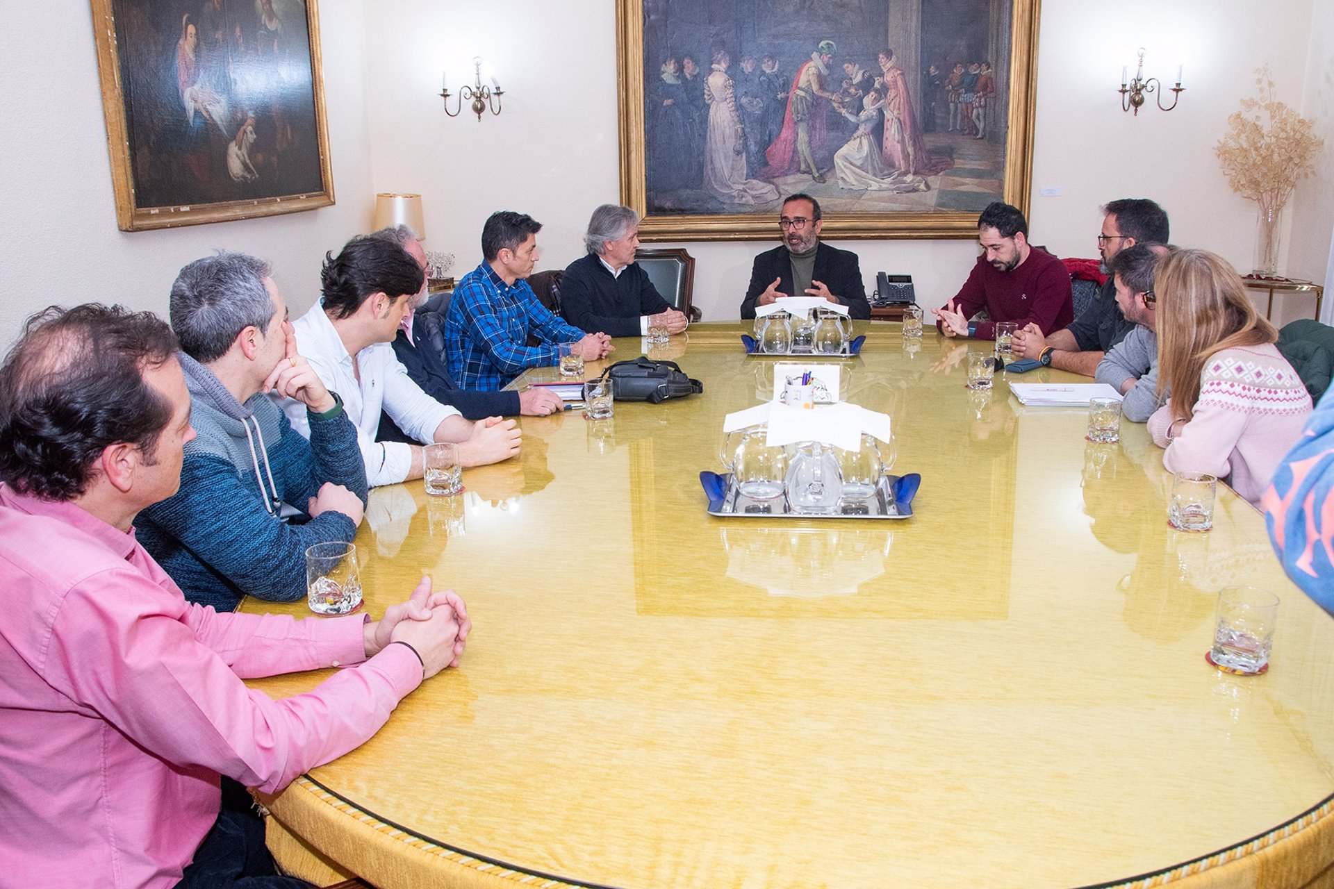 El presidente de la Diputación de Cáceres, Miguel Ángel Morales, con los trabajadores de la Central de Almaraz