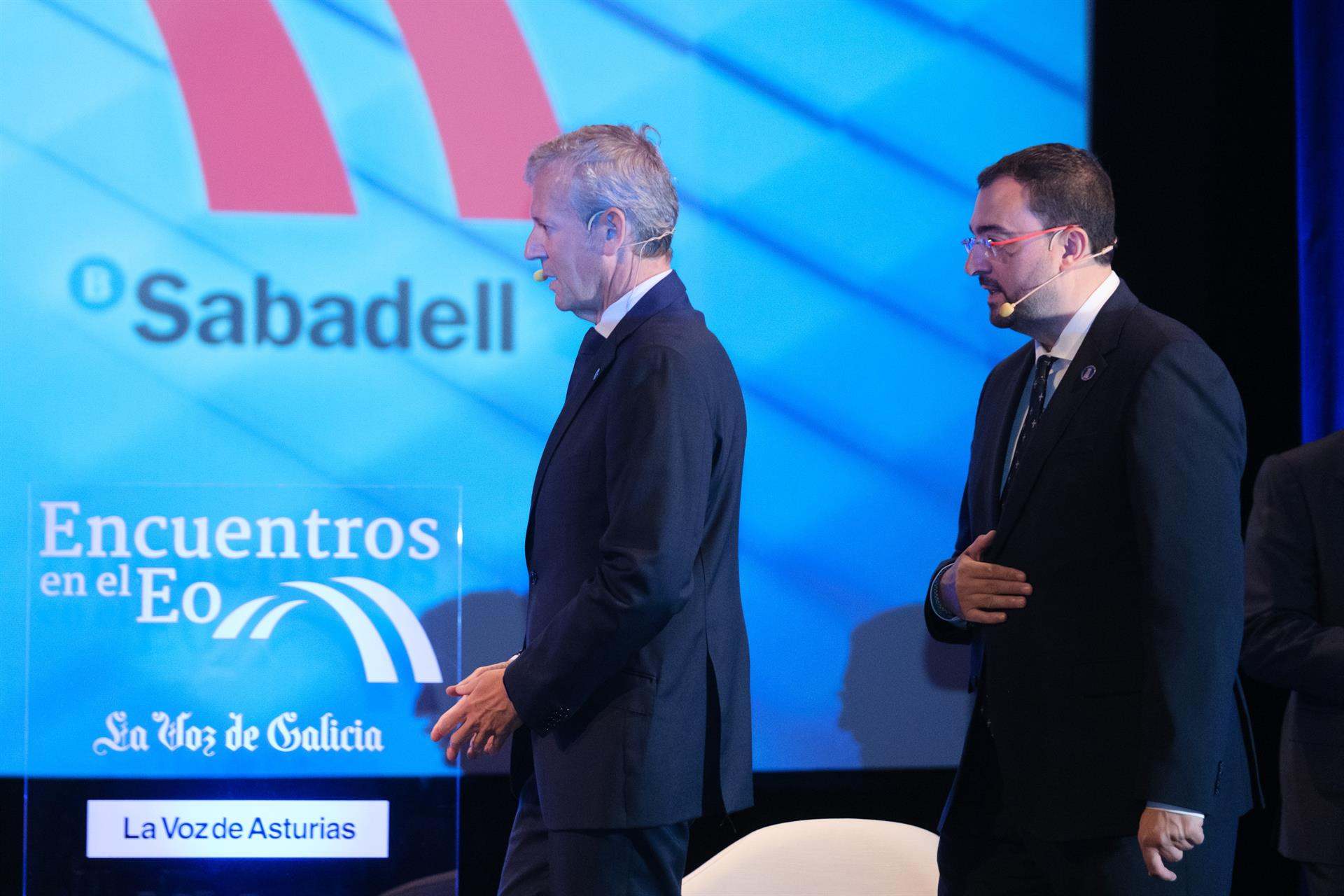 El presidente de la Xunta, Alfonso Rueda, junto a su homólogo asturiano, Javier Barbón, en los Encuentros del Eo organizados por La Voz de Galicia y Sabadell.