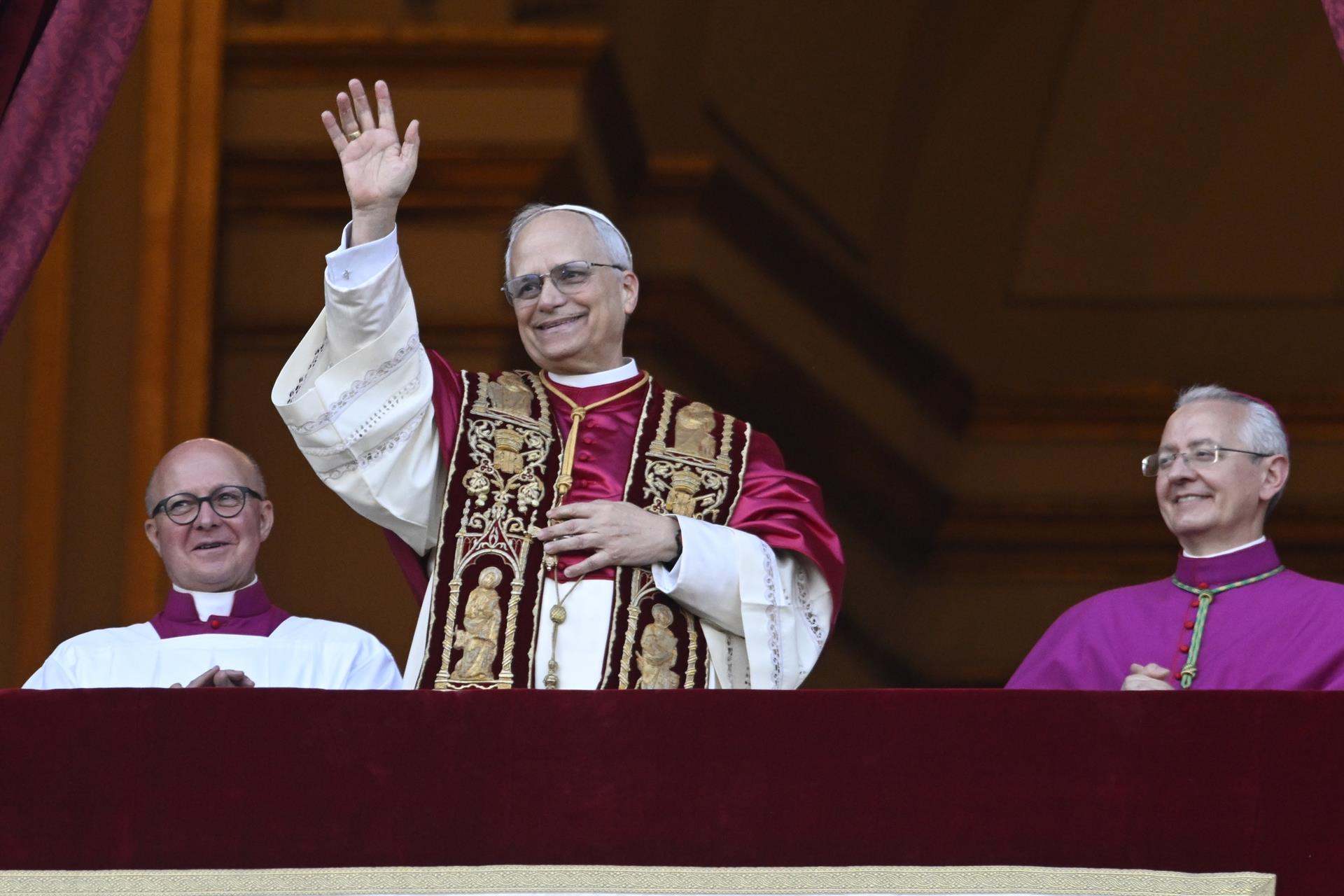 El nuevo Papa 'León XIV', saluda desde el balcón a la multitud en la Plaza de san Pedro, en el Vaticano.
