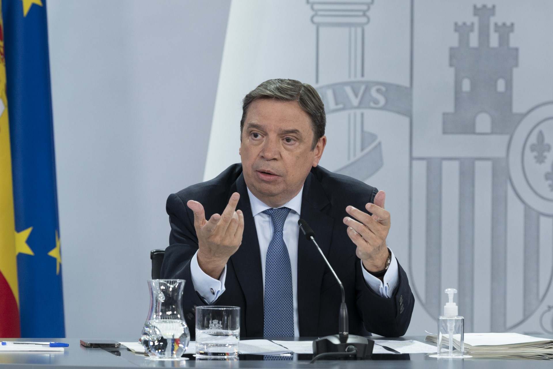 Hombre en traje exponiendo