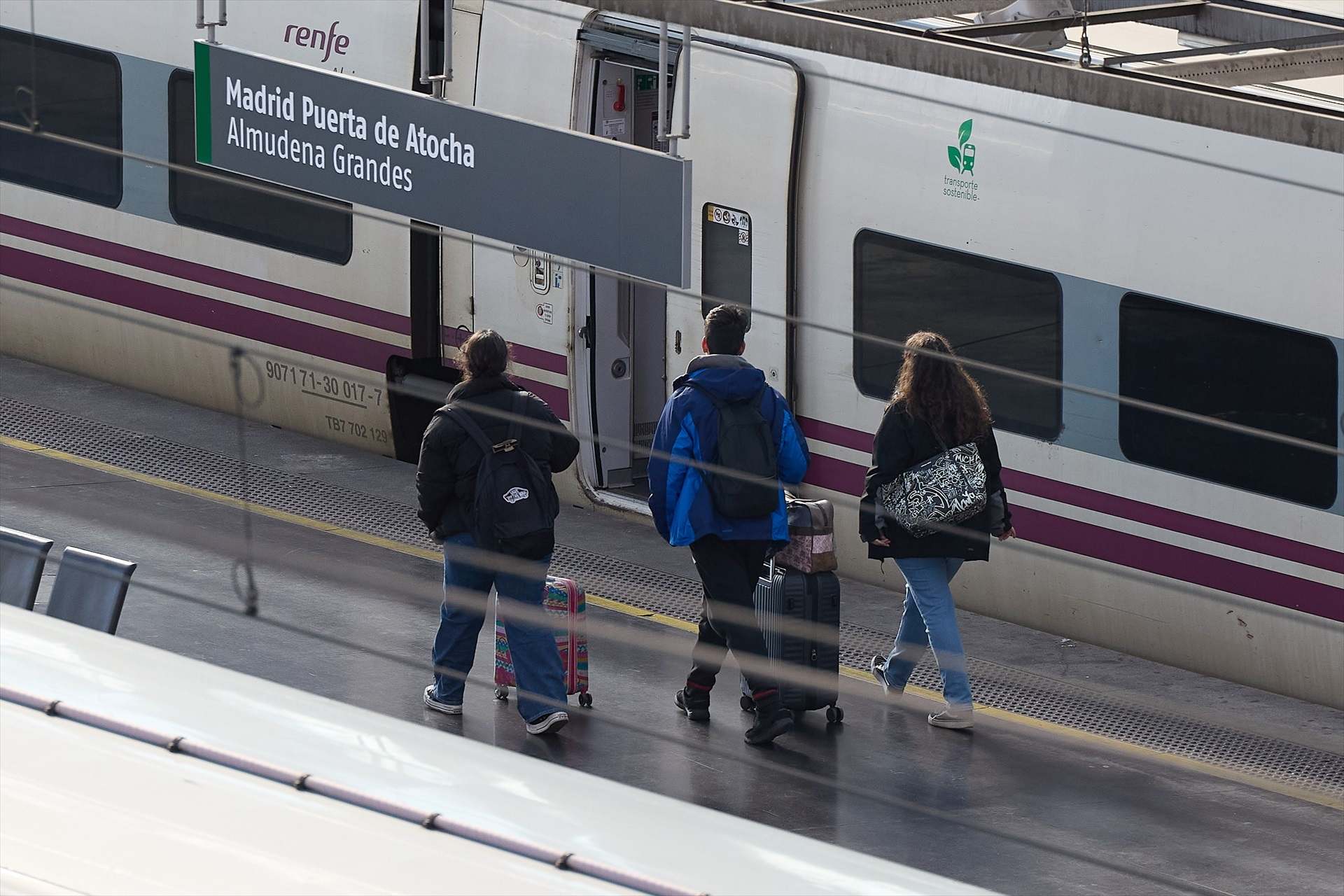 Viajeros subiendo a un AVE de Renfe en Madrid-Puerta de Atocha. / Europa Press