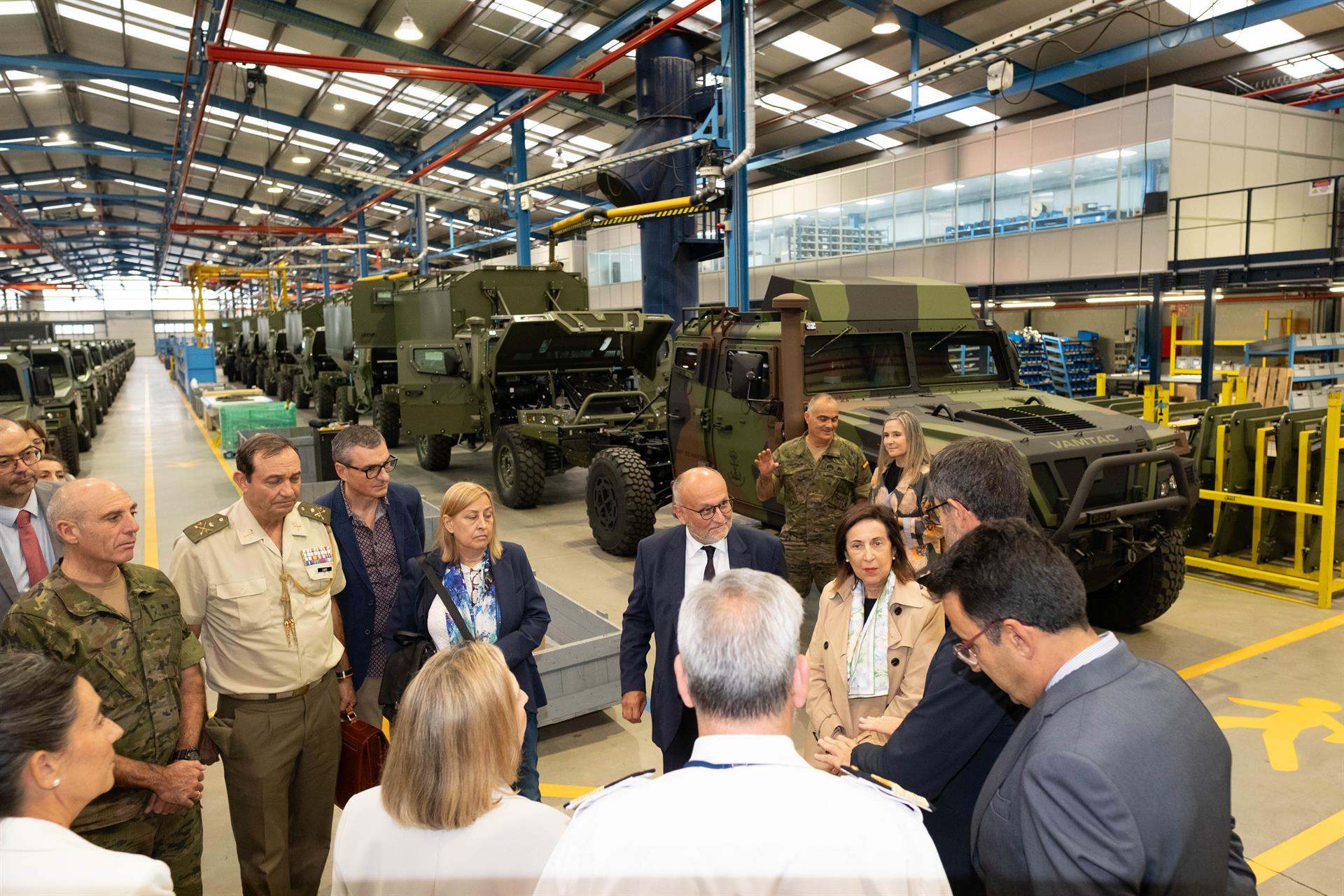 La ministra de Defensa, Margarita Robles, durante una visita a las instalaciones de UROVESA Vehículos Especiales en Valga, Pontevedra.