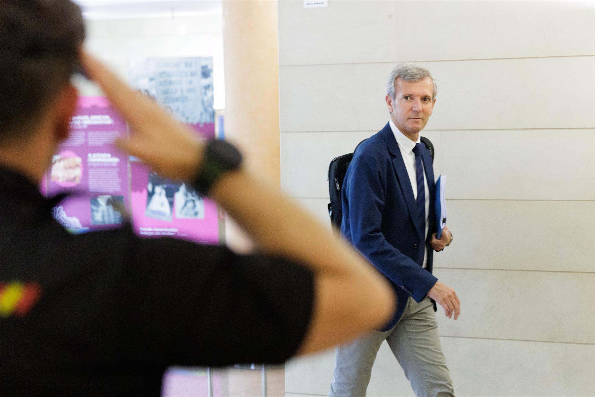El titular del Gobierno gallego, Alfonso Rueda, se dirige a la reunión del Consello de la Xunta.