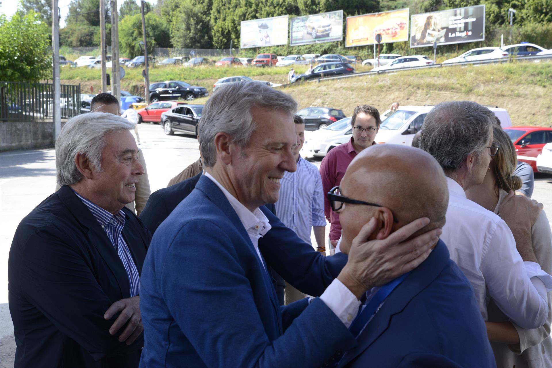 Alfonso Rueda y Manuel Baltar se saludan.