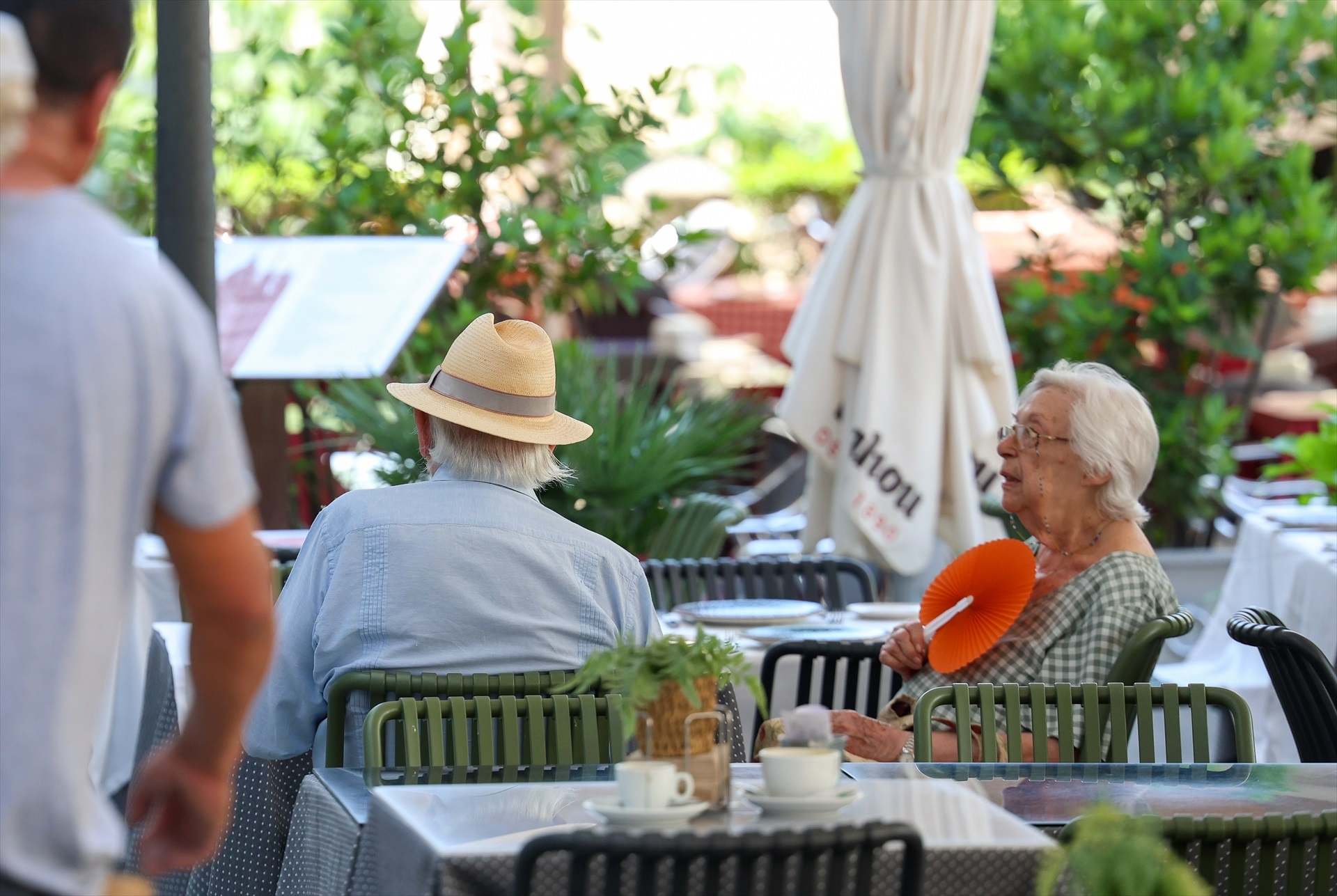 Dos personas en una terraza. Europa Press. 