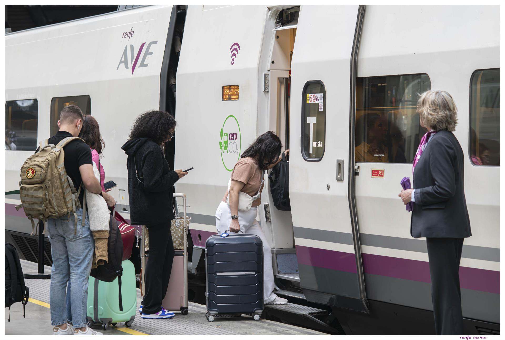 Viajeros en la estación de tren en A Coruña.