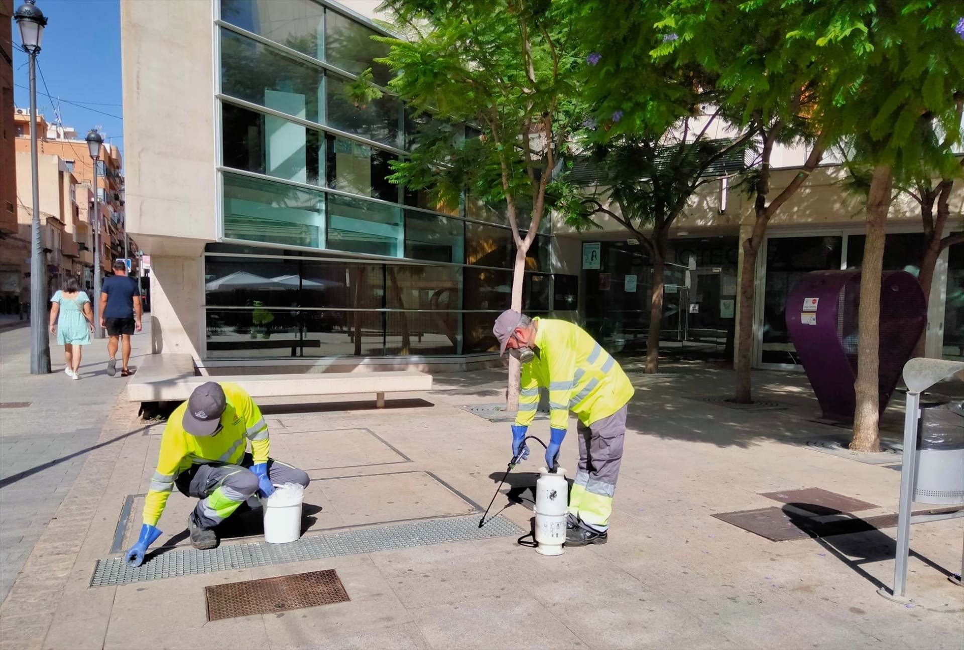 Dos trabajadores de la limpieza.