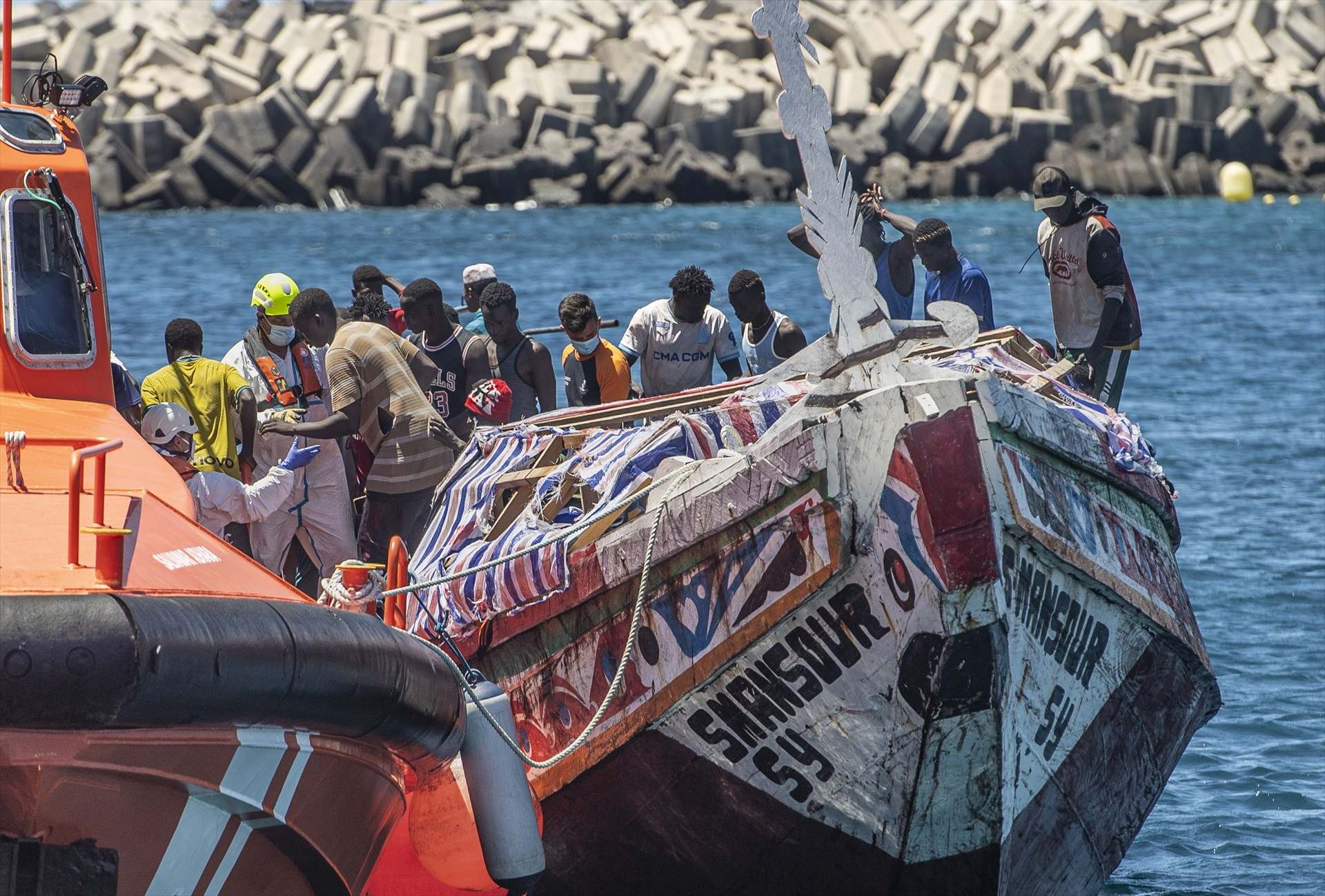 Varios migrantes desembarcan de un cayuco en la isla de El Hierro / EP