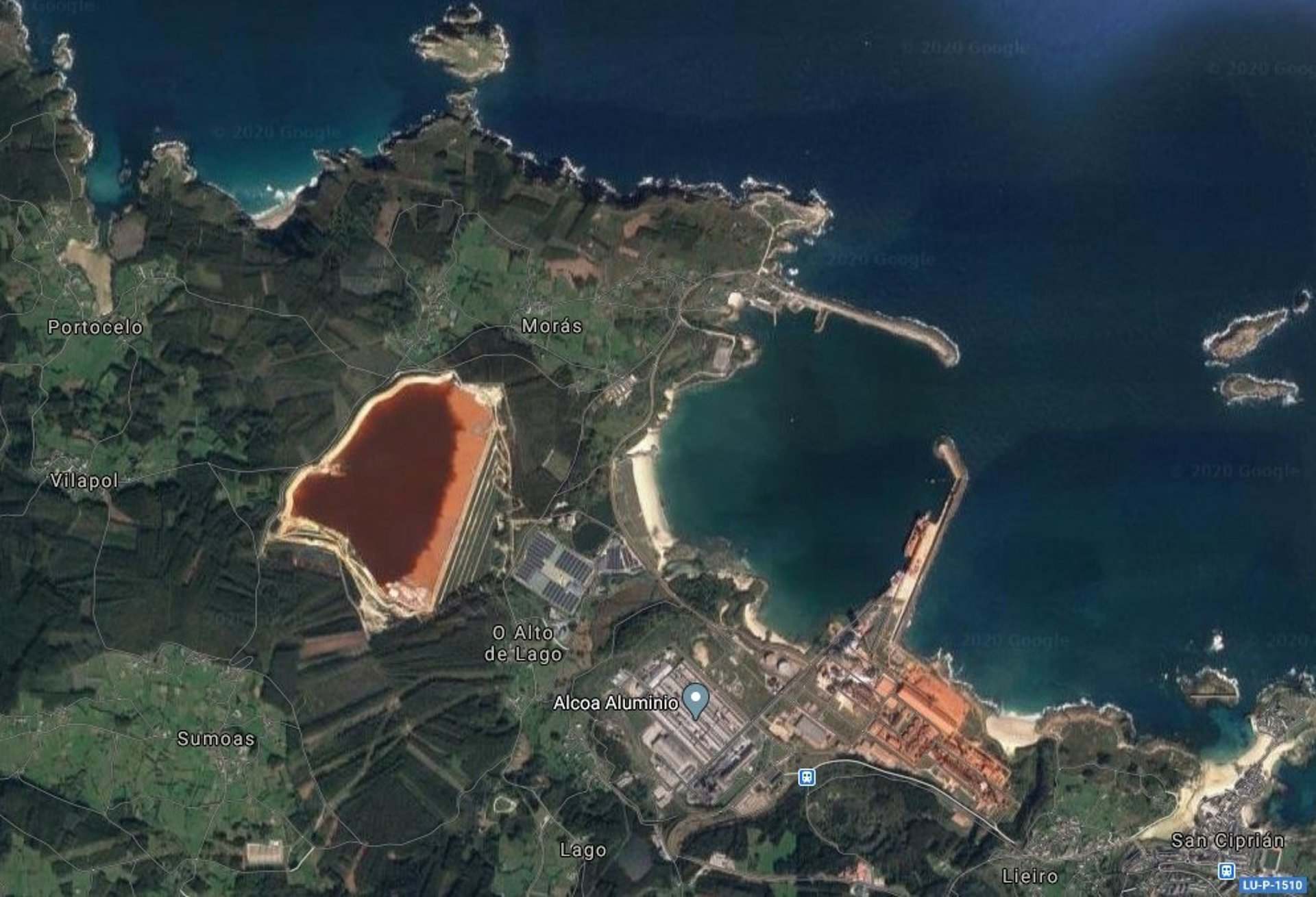 Vista área de la balsa de lodos de la factoría de Alcoa en San Cibrao, Cervo (Lugo).