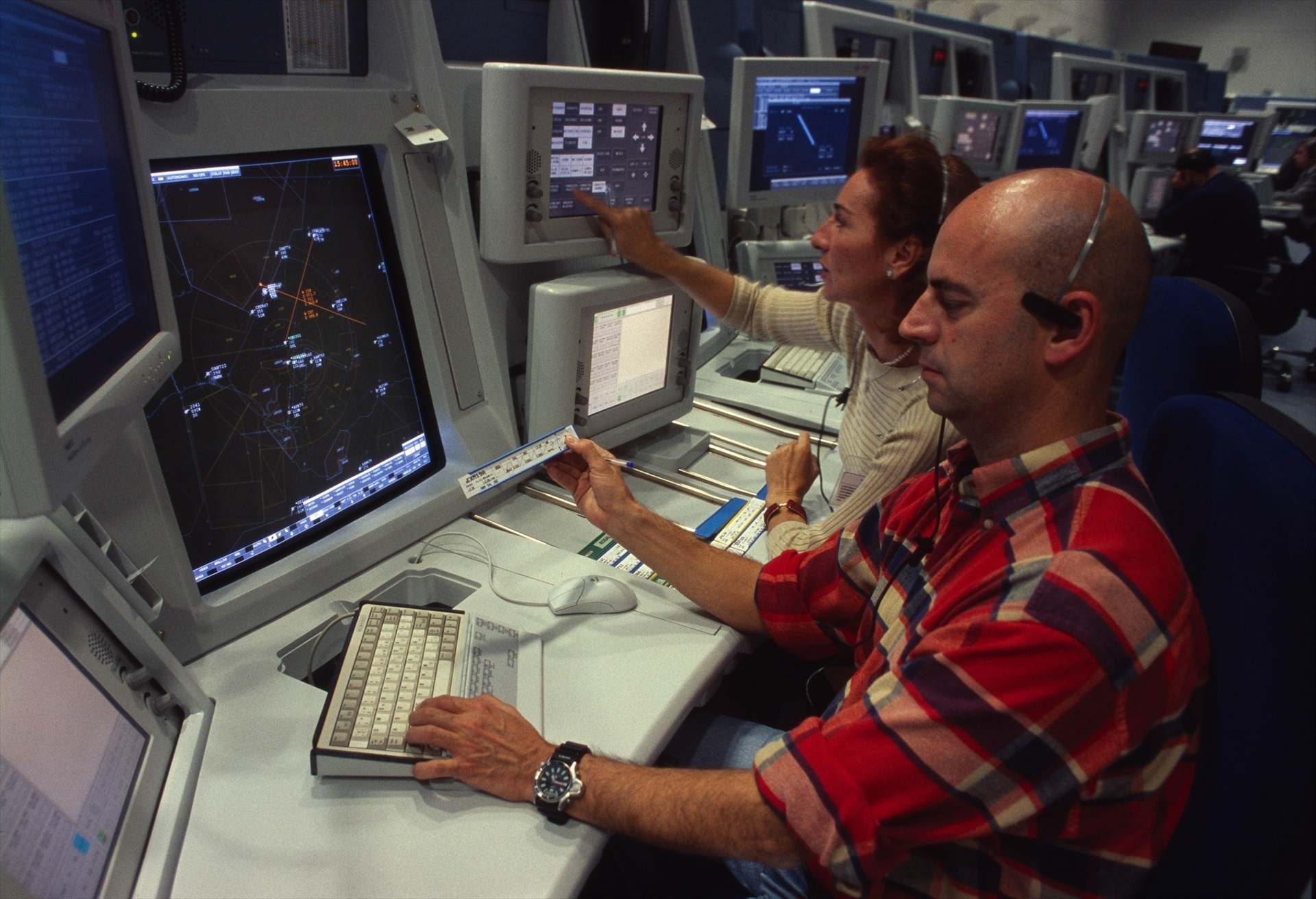 Un centro de control de Enaire en Sevilla. EUROPA PRESS