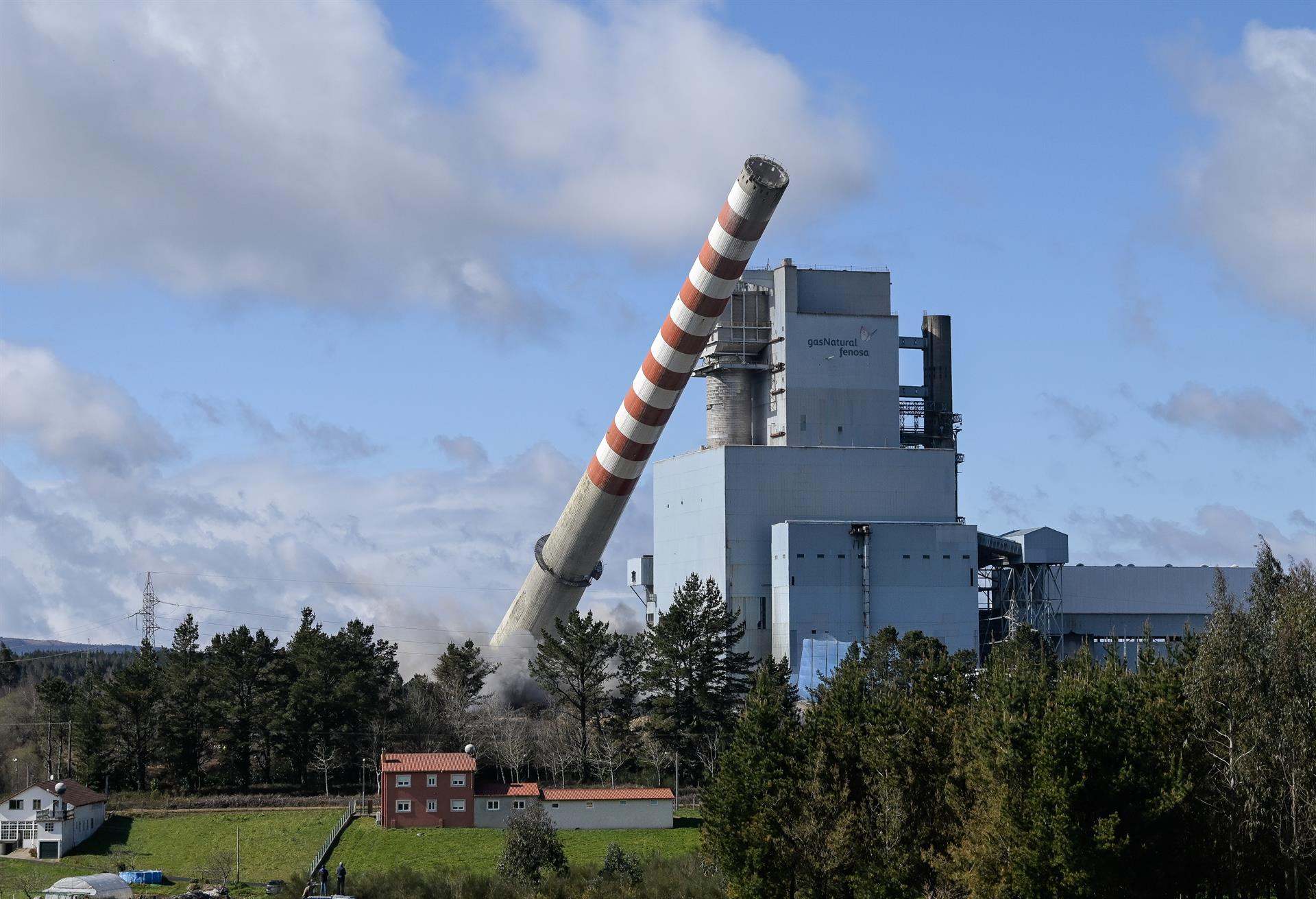 Voladura de la chimenea de la central térmica de Meirama, en Cerceda, A Coruña.