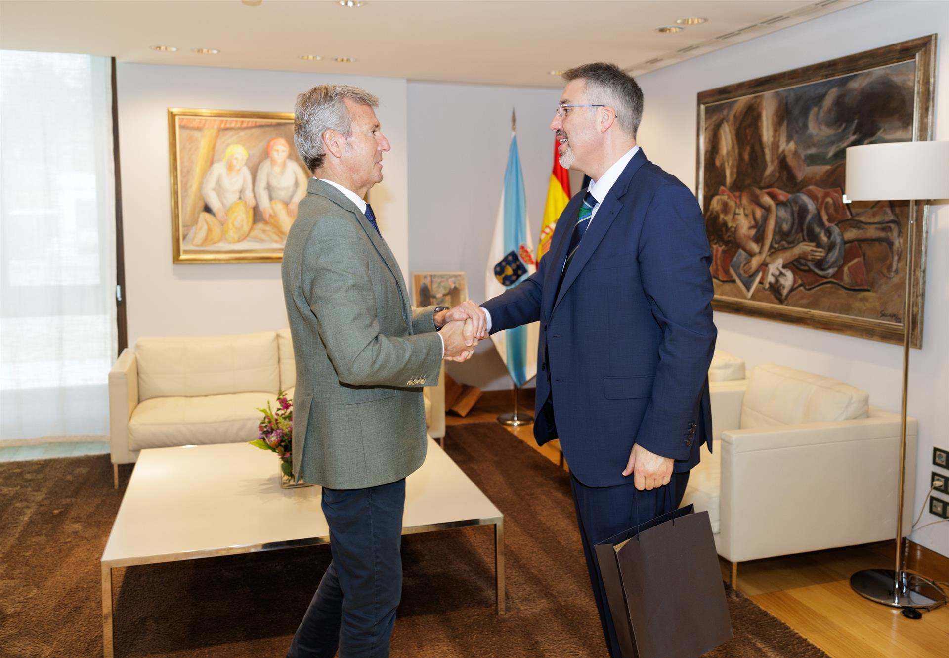 El Presidente Del Consello Consultivo, Andrés Lago Louro, entrega la Memoria Del Consultivo Sobre 2024 al Presidente de la Xunta, Alfonso Rueda.