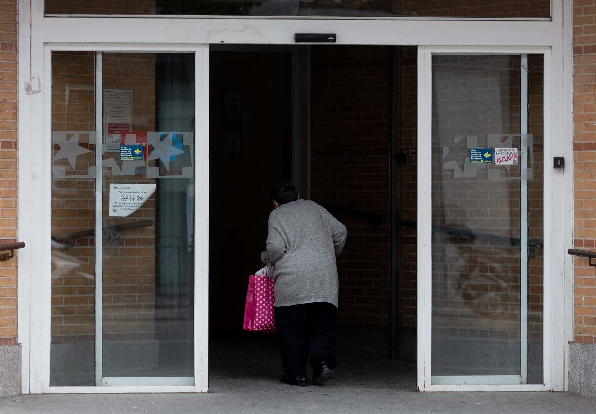 Una mujer entra en un centro de salud. Europa Press.