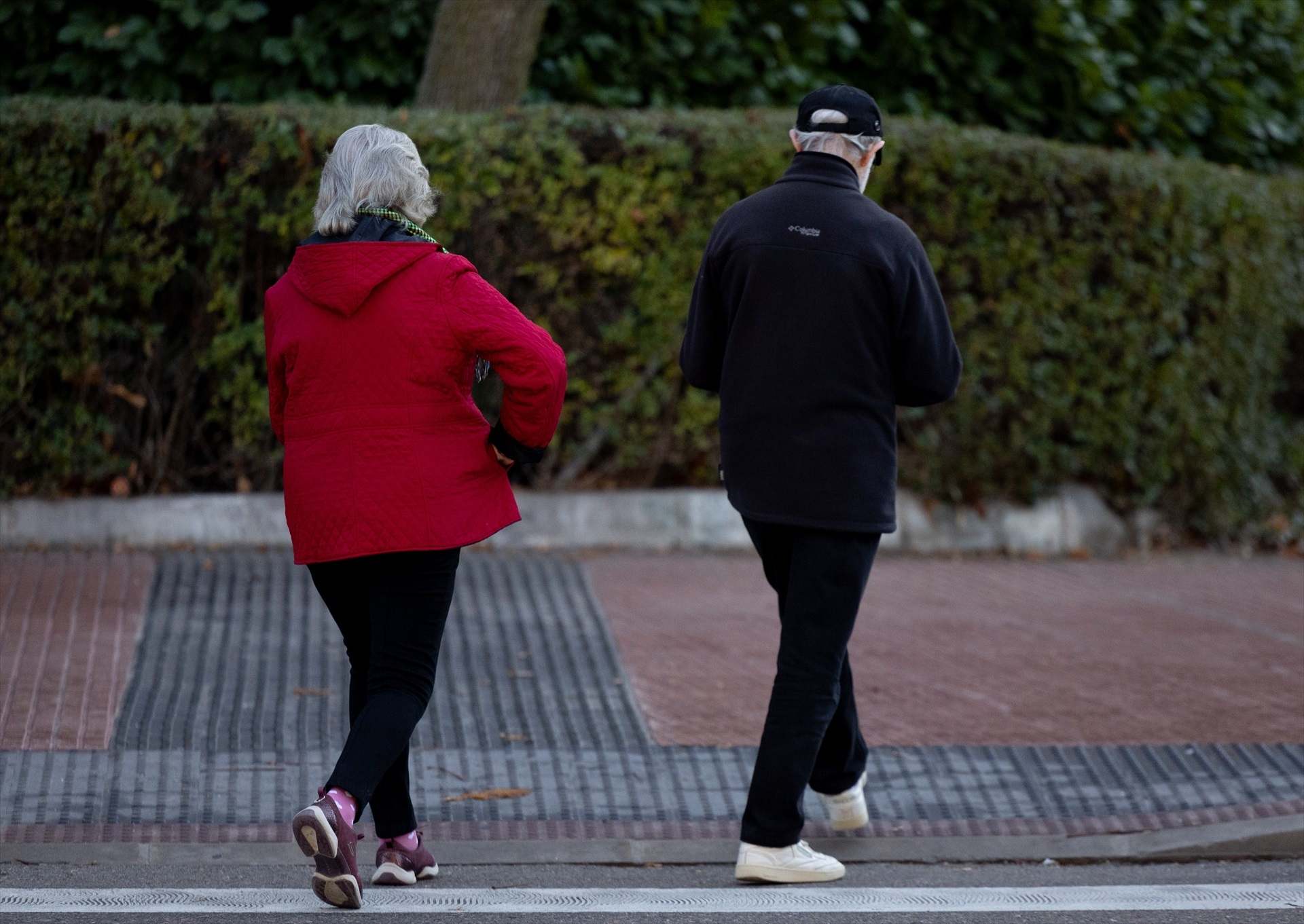 Dos personas caminan, a 26 de diciembre de 2024, en Madrid. Europa Press.