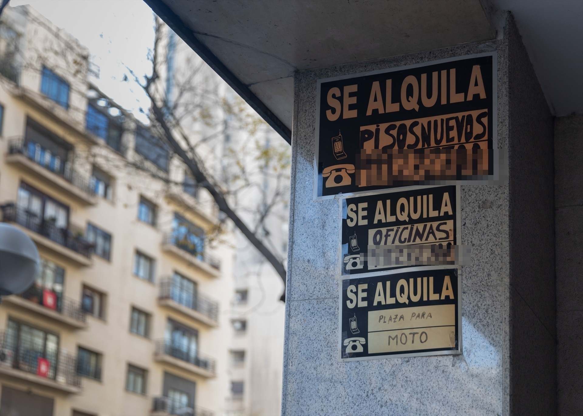 Un cartel de 'se alquila' en un edificio de Madrid. Europa Press.