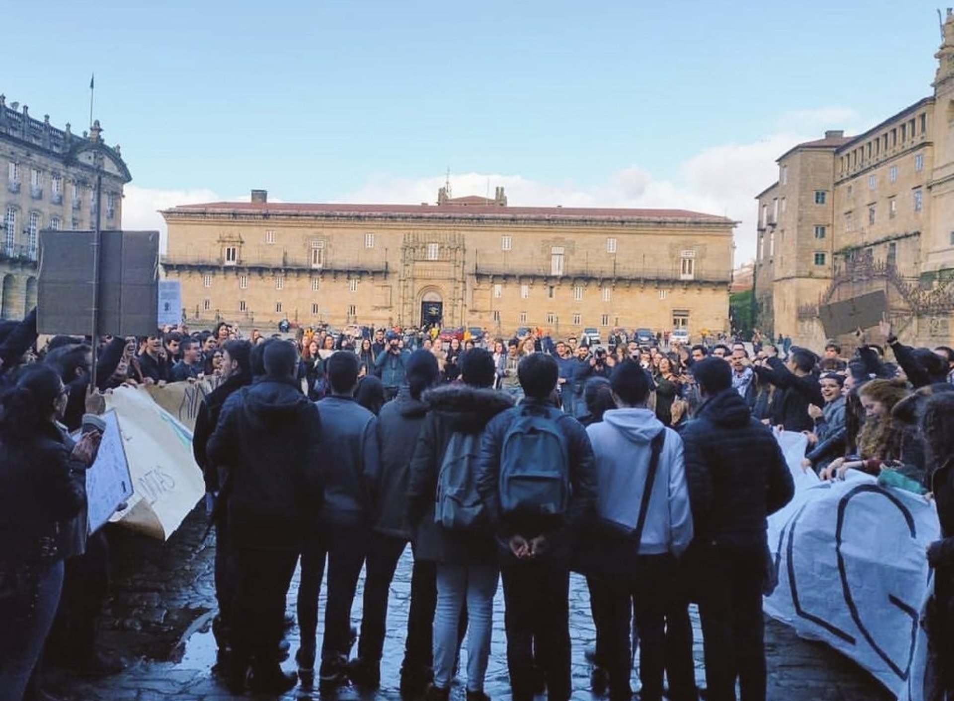 Estudiantes de Medicina en la Plaza del Obradoiro.