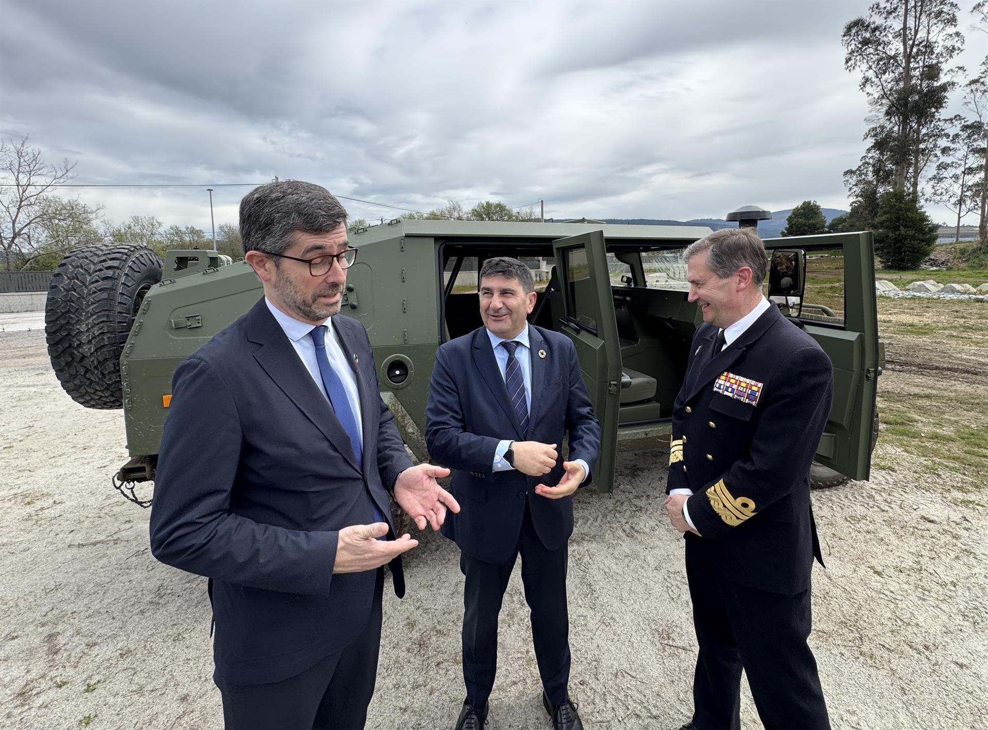 El presidente de Urovesa, Justo Sierra, durante la visita del delegado del Gobierno en Galicia, Pedro Blanco.