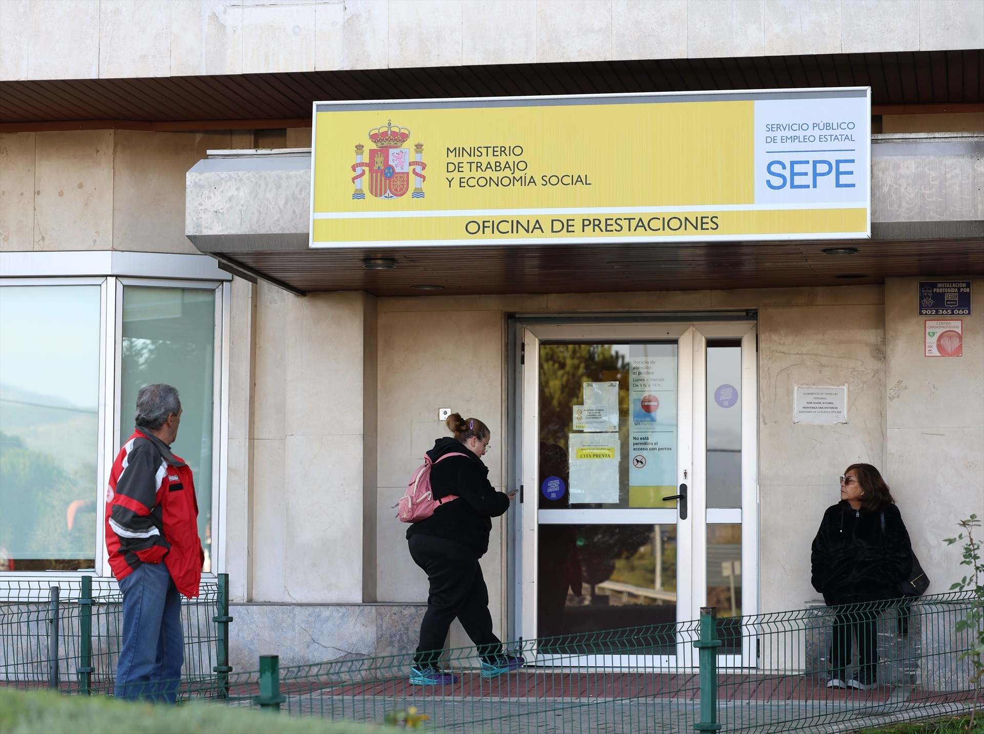 Mujer accede a una oficina del Servicio Público de Empleo.
