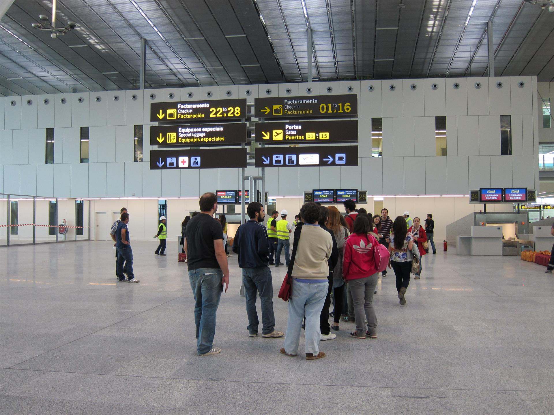 Pasajeros hacen cola para facturar en la nueva terminal de Lavacolla.