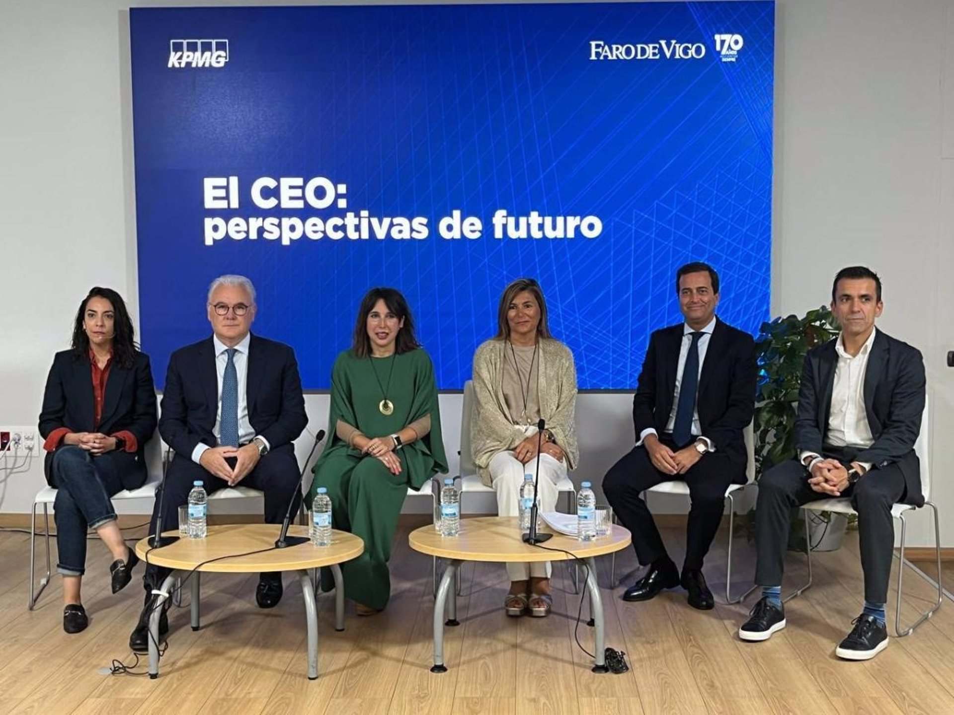 La conselleira de Economía e Industria, Maria Jesus Lorenzana, (de verde) participó en el foro 'El CEO: perspectivas de futuro', organizado por Faro de Vigo y KPMG.
