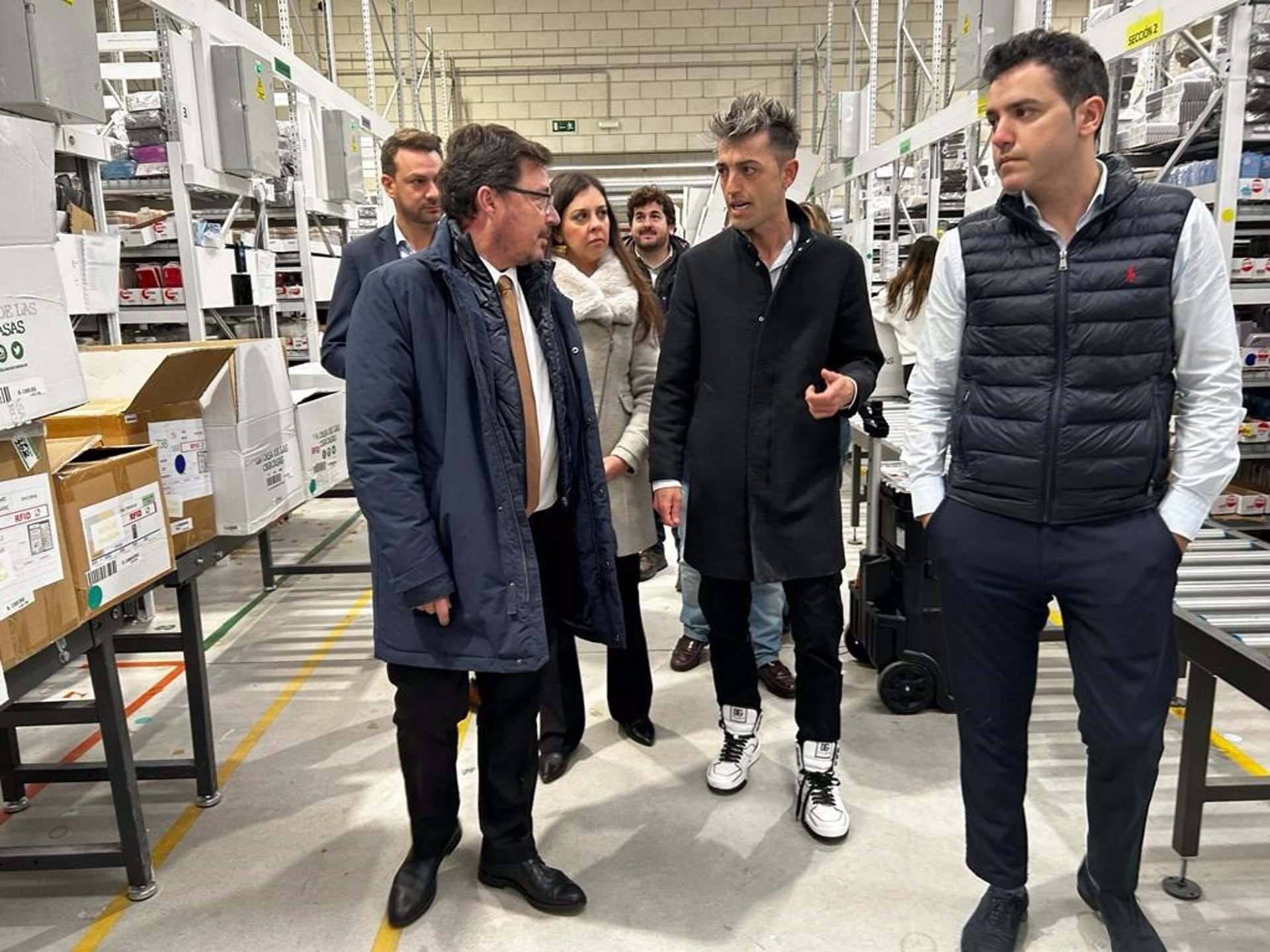 El consejero de Economía, Guillermo Santamaría visita las instalaciones de La Casa de las Carcasas
