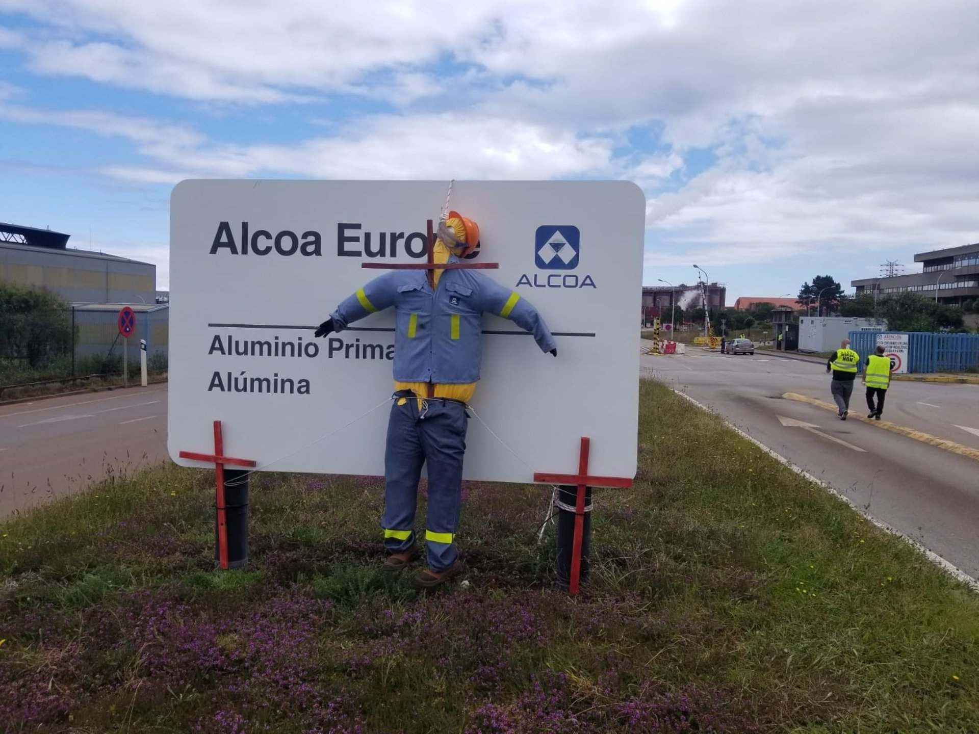 Pancarta protesta en la fábrica de Alcoa San Cibrao en Lugo.