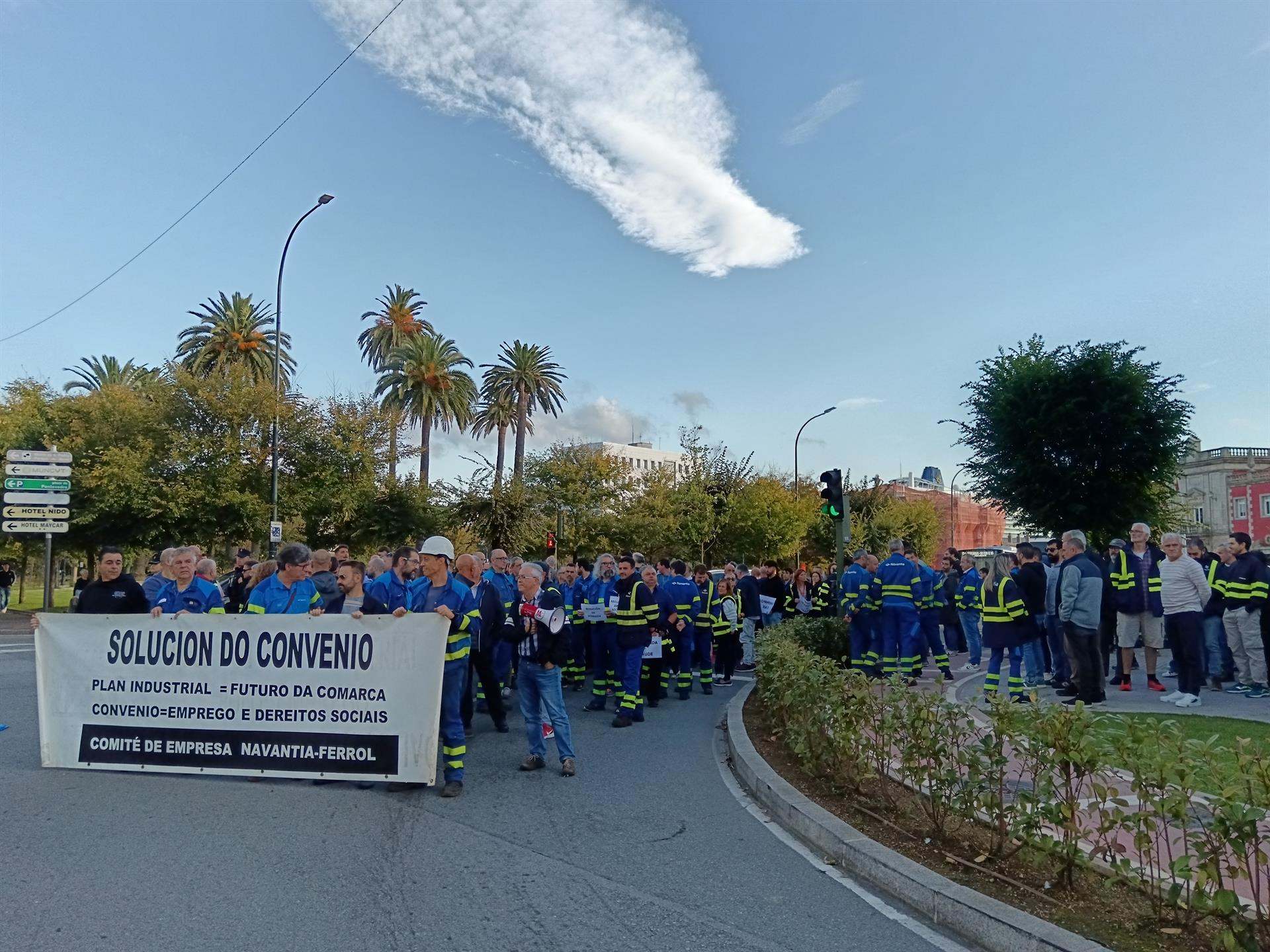 Más de 300 personas de la plantilla de Navantia Ferrol y Fene cortan el tráfico ante la Delegación del Gobierno, en A Coruña.
