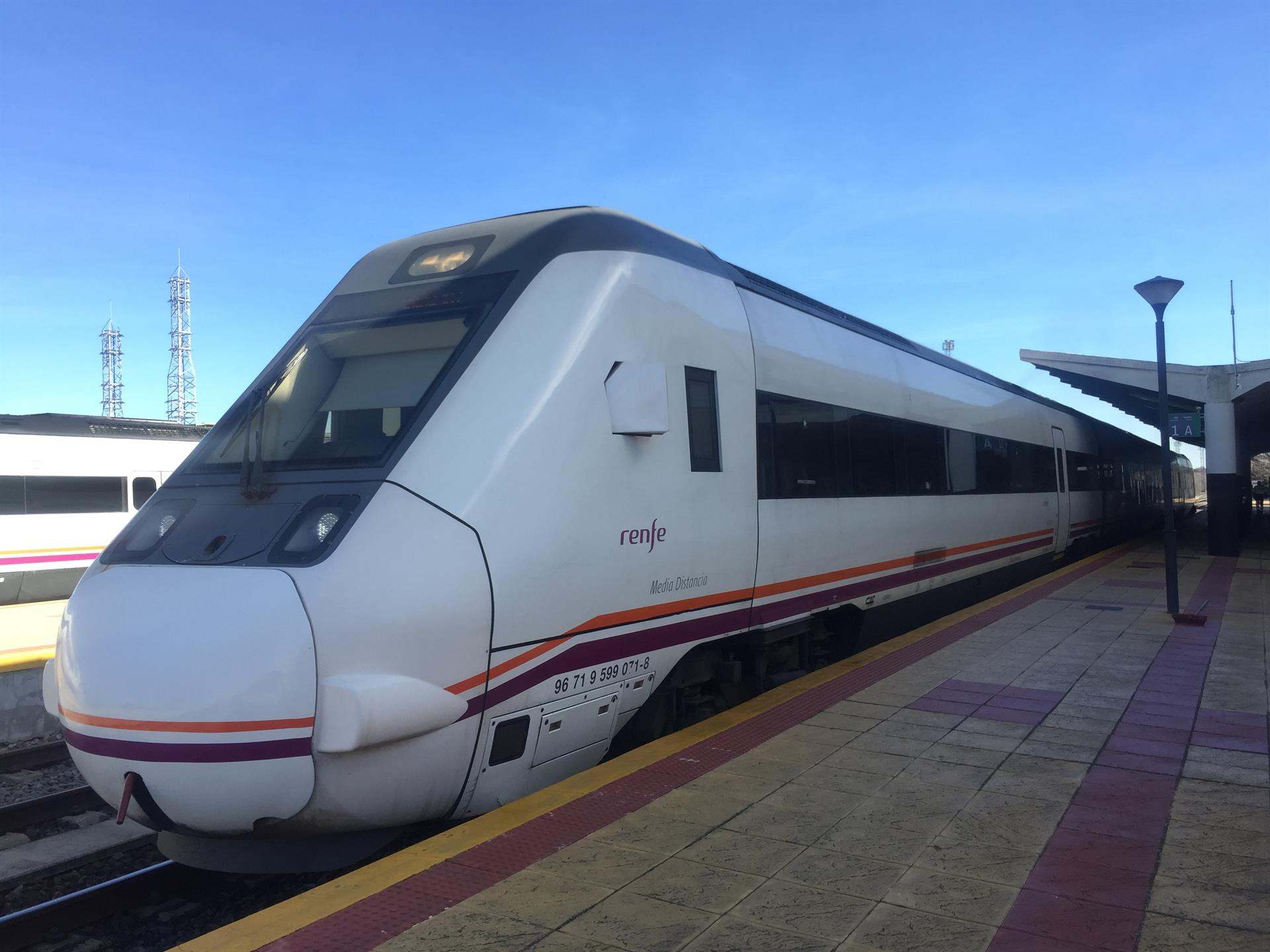 Tren a su paso por Extremadura
