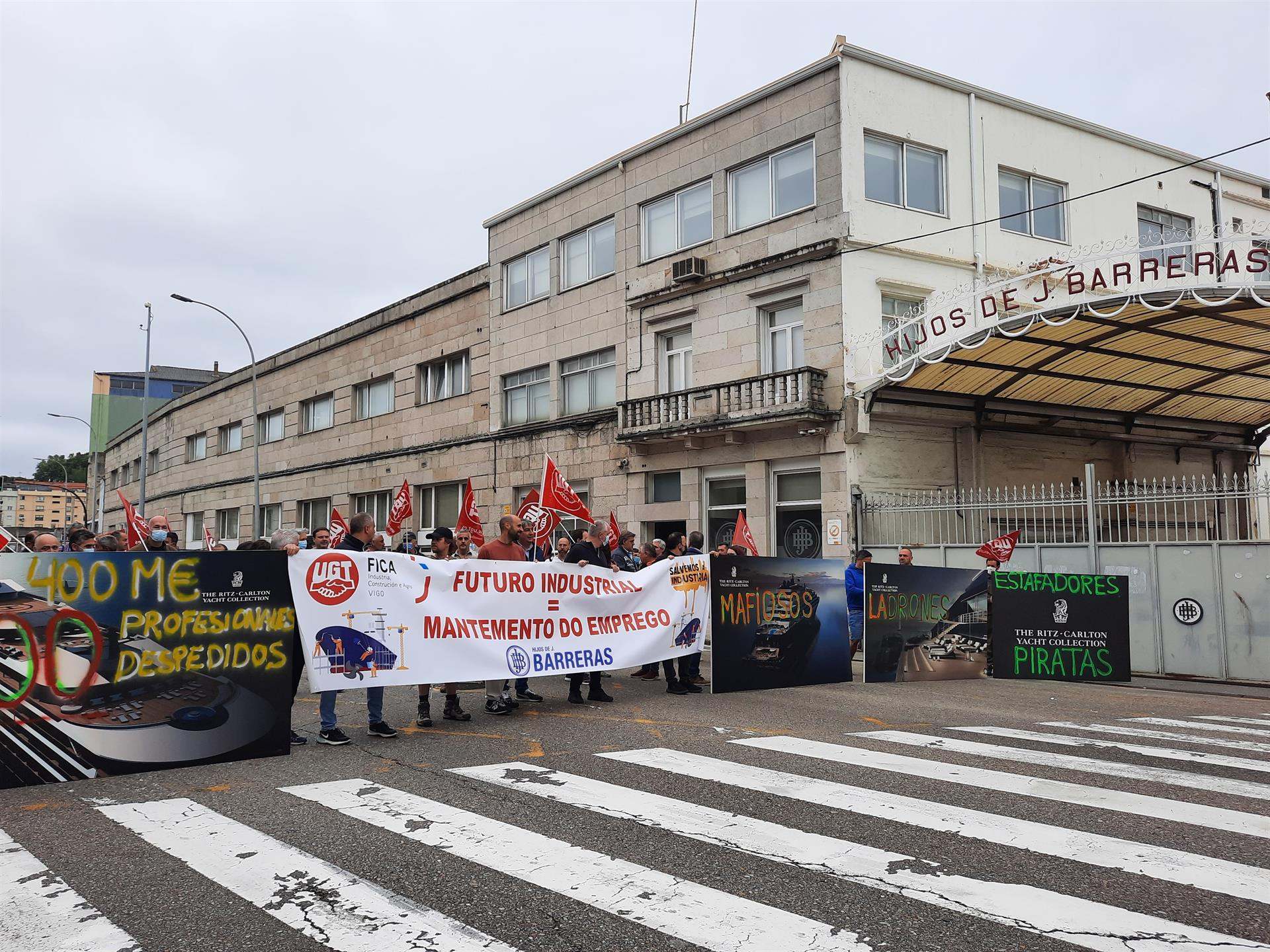 Trabajadores de Barreras protestando delante de las instalaciones del astillero en Vigo.