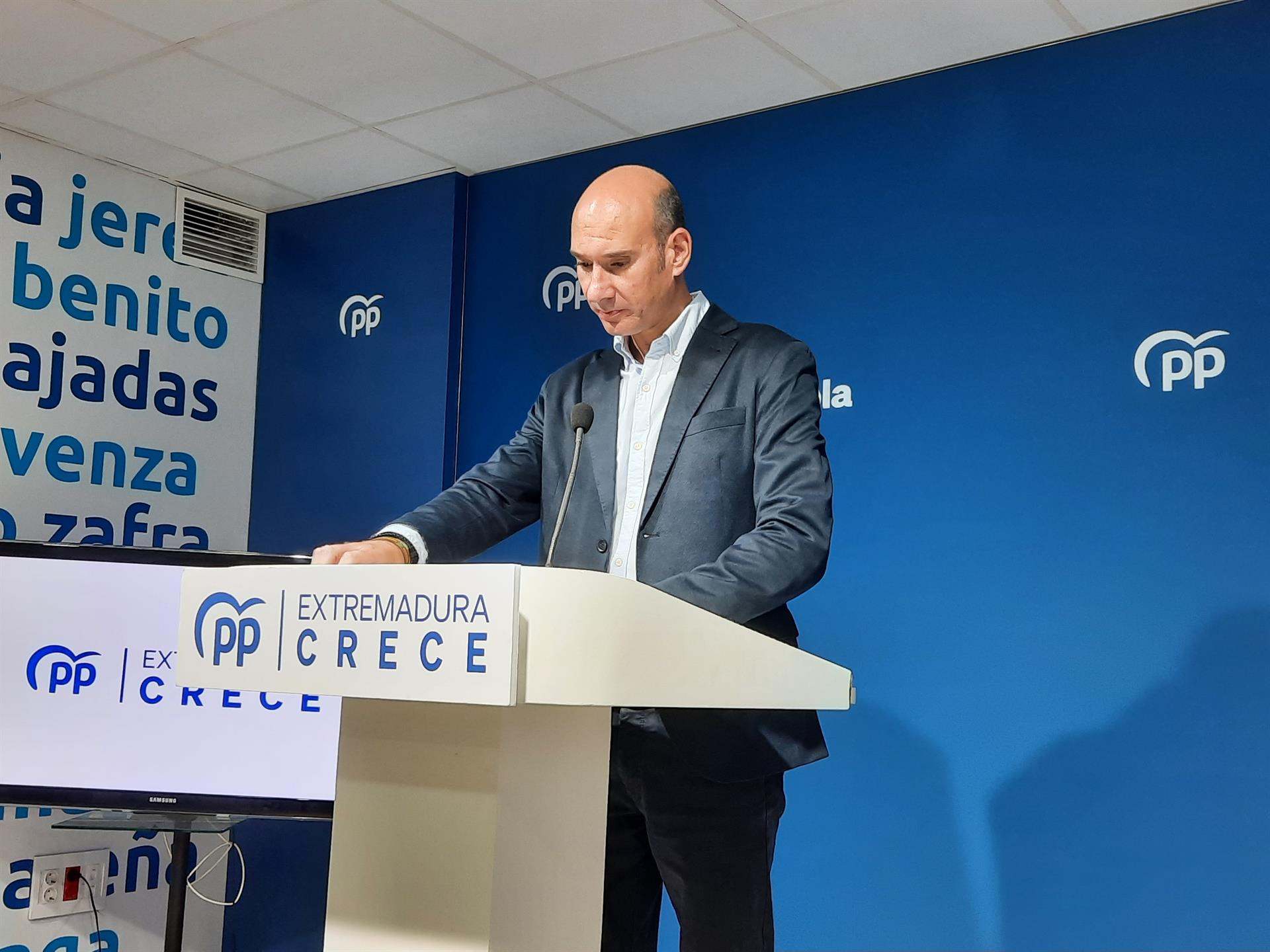El portavoz del PP de Extremadura, José Ángel Sánchez Juliá, en rueda de prensa en Mérida