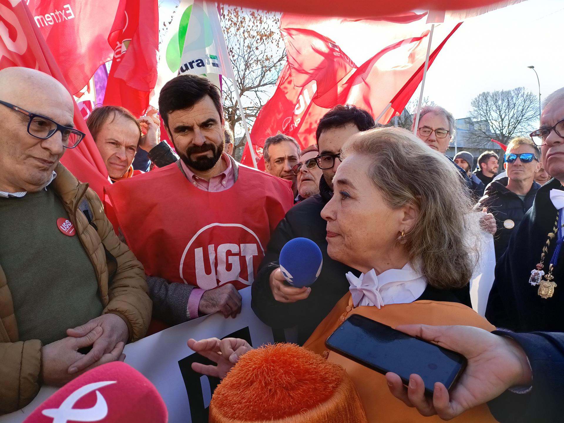 La consejera de Educación, Mercedes Vaquera, habla con los representantes sindicales que se han manifestado en Cáceres para pedir más financiación para la UEx - EUROPA PRESS