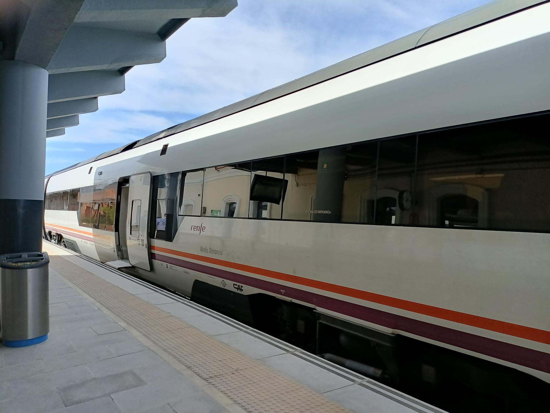 Un tren de Media Distancia en la estación de ferrocarril de Mérida.