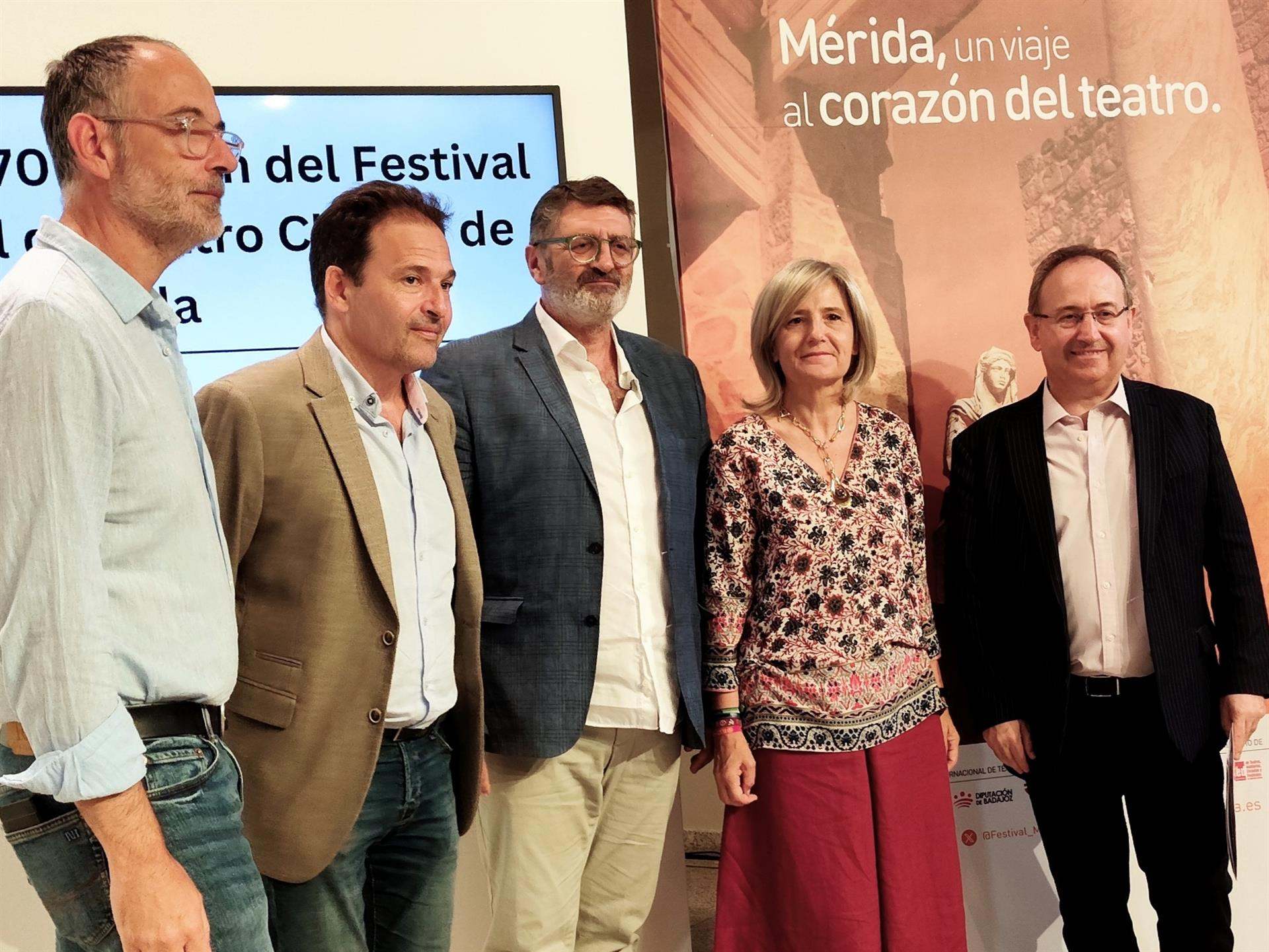 De izquierda a derecha, Jesús Cimarro y Victoria Bazaga, en el balance de la 70 edición del Festival de Mérida. - EUROPA PRESS