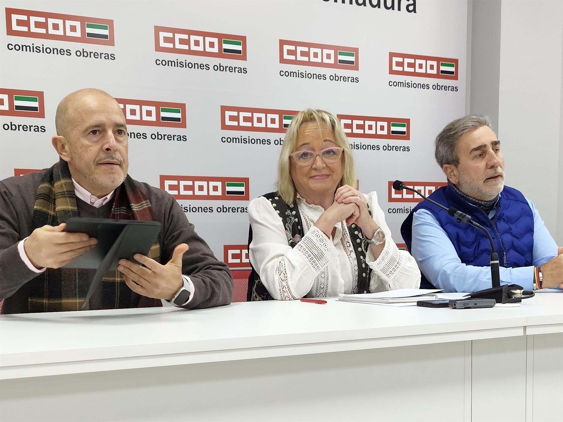 La secretaria general de CCOO Extremadura, Encarna Chacón, acompañada el secretario de Empleo y Acción Sindical, Paco Jiménez, y el secretario de Salud Laboral, Alberto Franco. - EUROPA PRESS