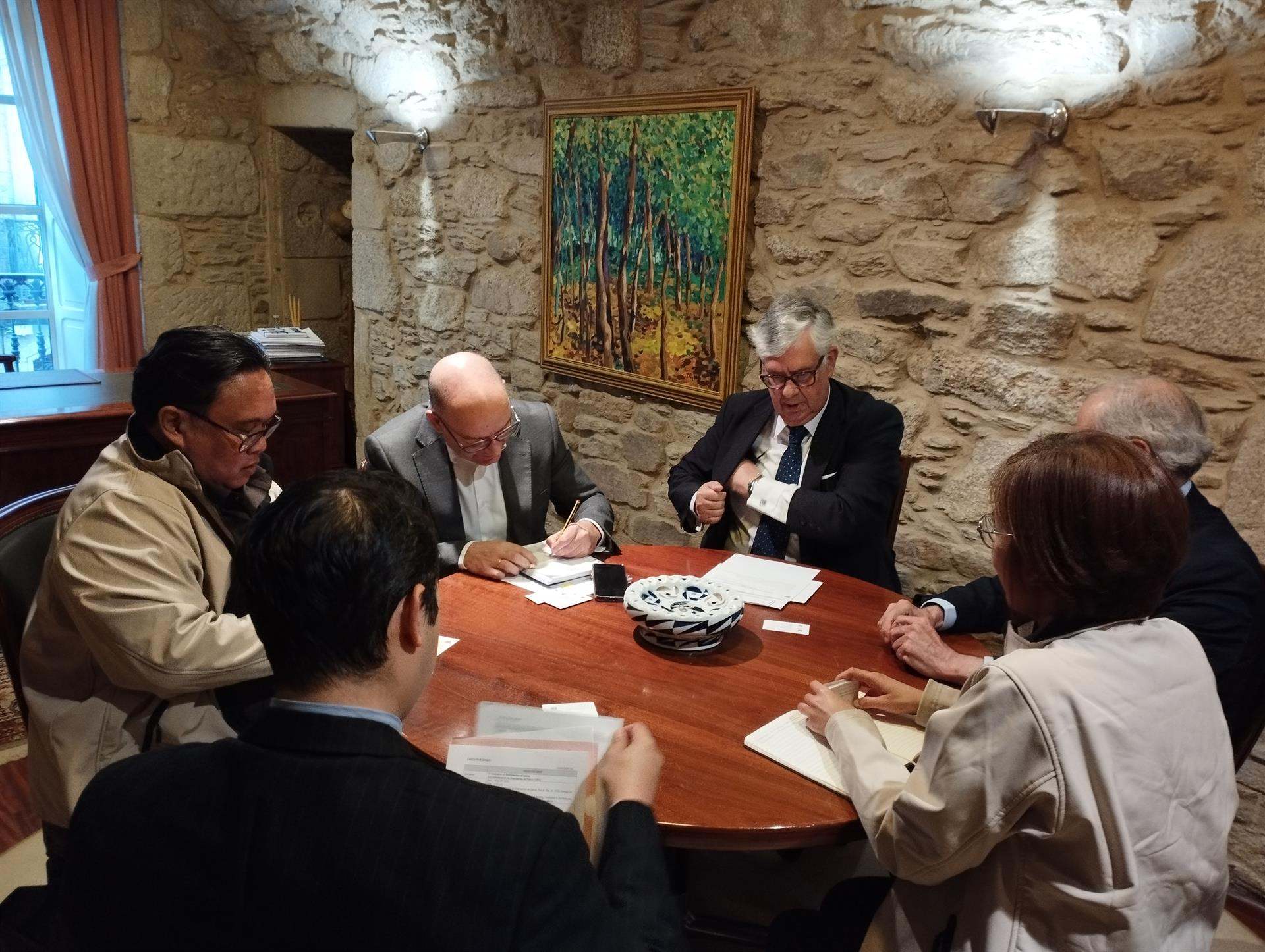 El presidente de la CEG, Juan Manuel Vieites, se ha reunido con el cónsul general de la Embajada de Filipinas en España, Mark Hamoy