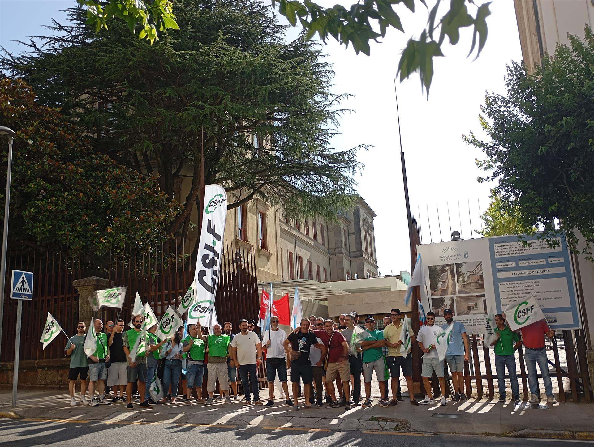 Concentración de los trabajadores de ITV ante el Parlamento -